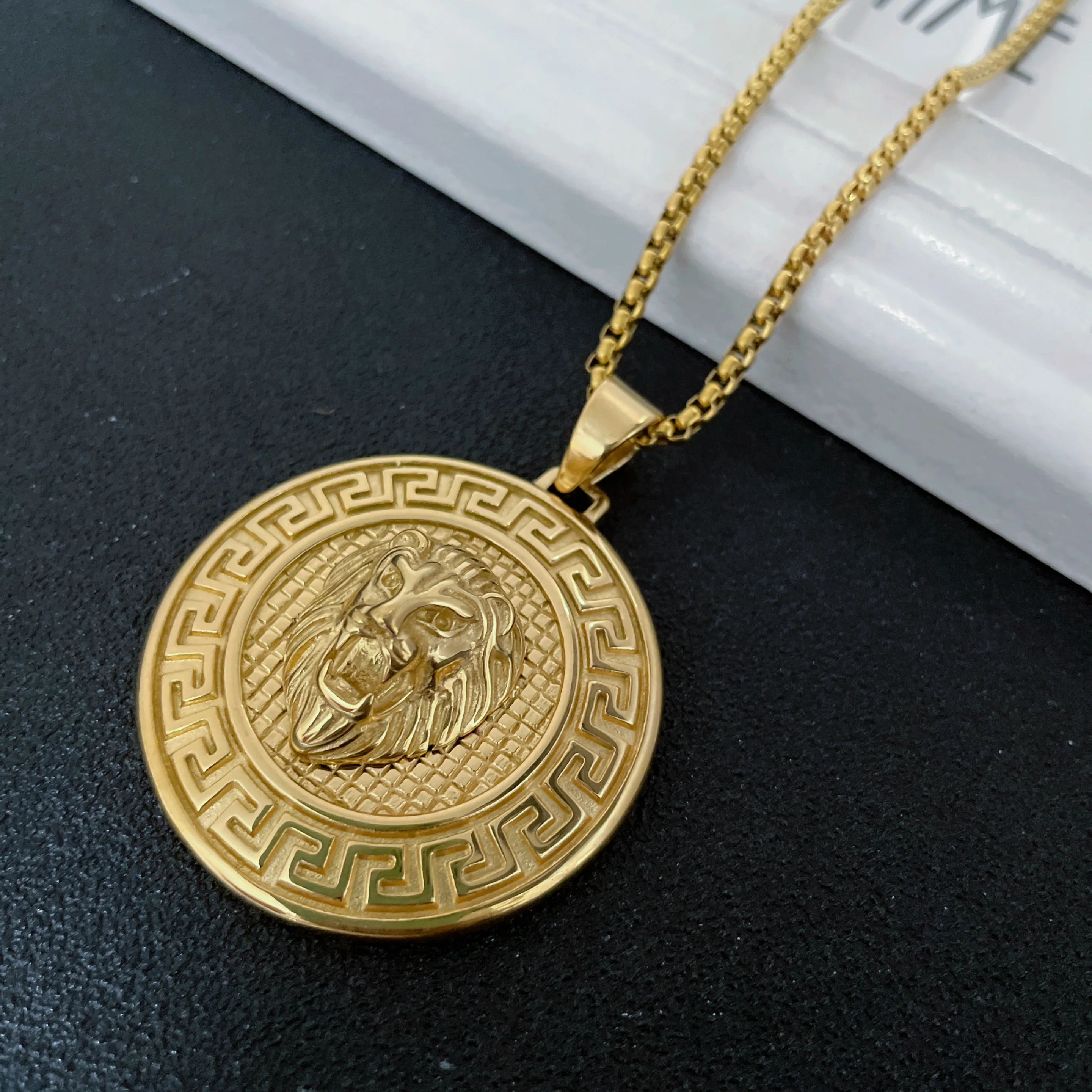 الأزياء الإبداعية كريستال البطانة الأسد رئيس قلادة قلادة الفولاذ المقاوم للصدأ روك الهيب هوب حزب سحر مجوهرات هدايا للرجال والنساء