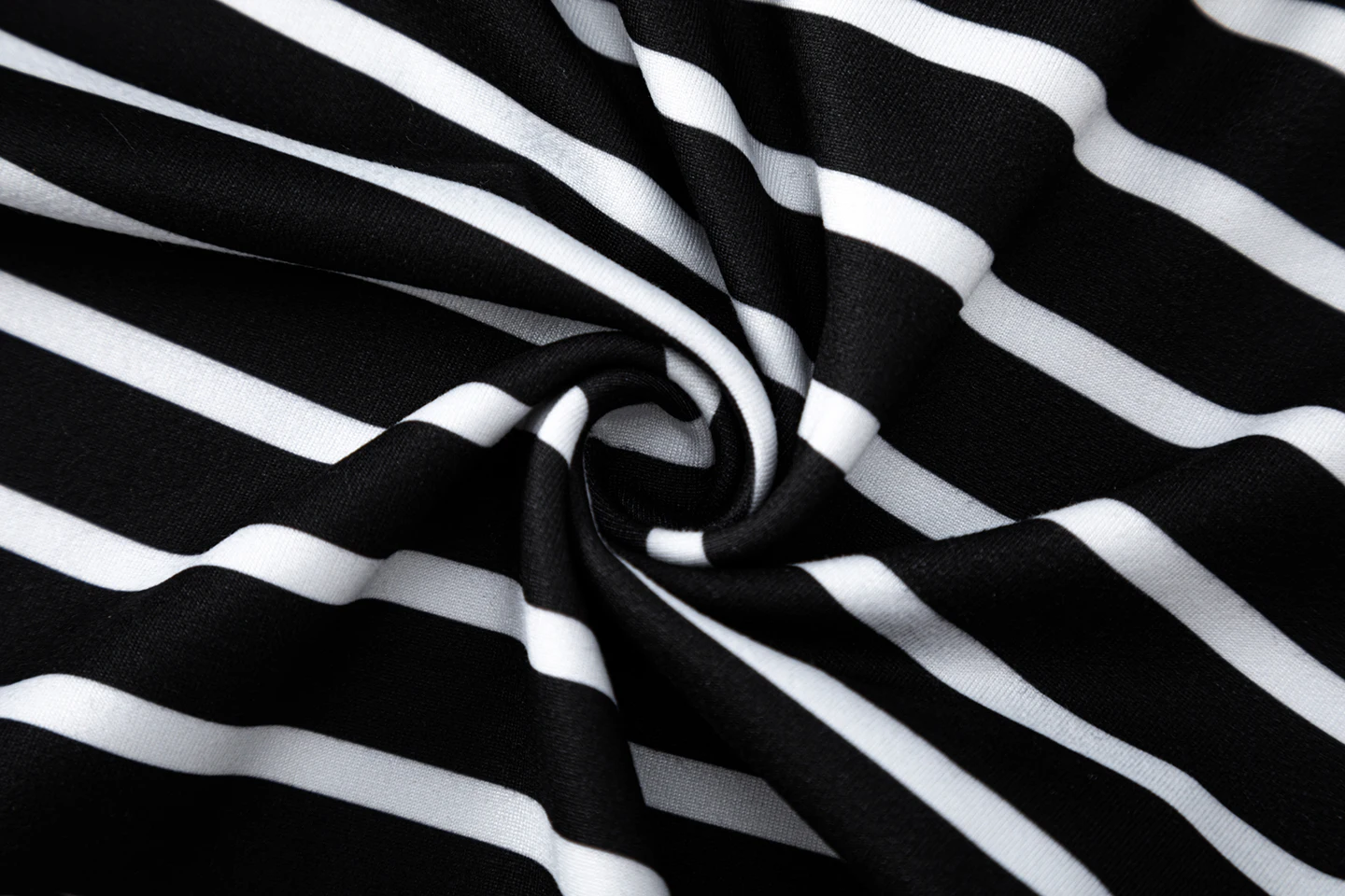 2026 Neues Europäisches und Amerikanisches Damenkleid mit Rundhalsausschnitt, Streifenmuster, Kurzen Ärmeln, Schlankmachendem Effekt und Seitenschlitz – Detail 24