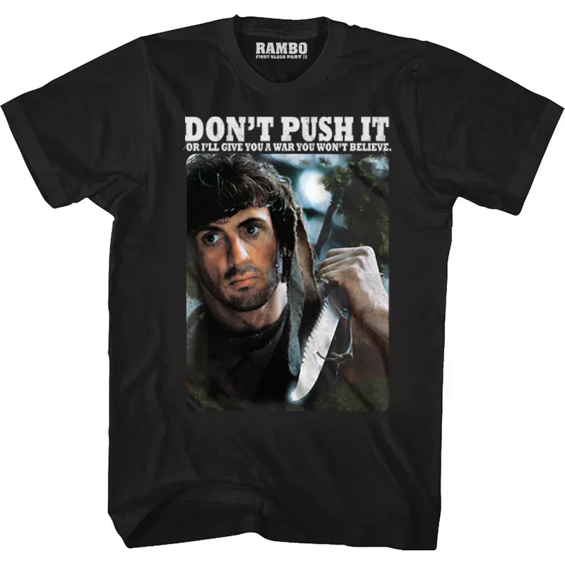Camiseta Retrô Clássica do Filme Rambo - Lanbó - Stallone - Primavera/Verão 2026 - 1982 - 'Primeira Sangue' - A Primeira Gota de Sangue