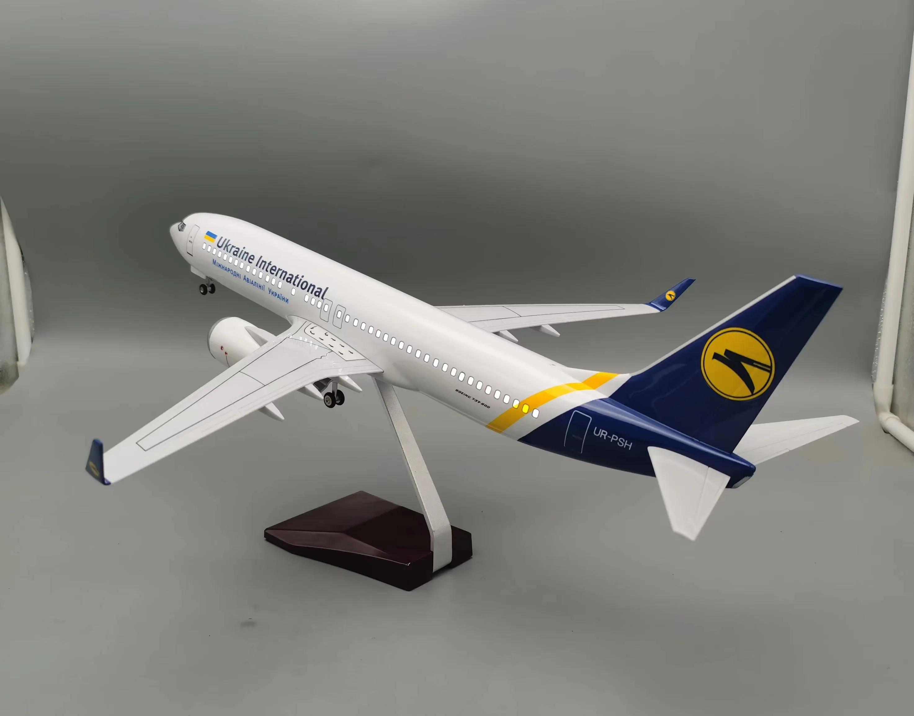 1:85 スケール プラスチック模型飛行機 737-800 ウクライナ 47CM 飛行機模型 樹脂製 子供のおもちゃ 飛行機 航空愛好家へのギフト コレクターズアイテム