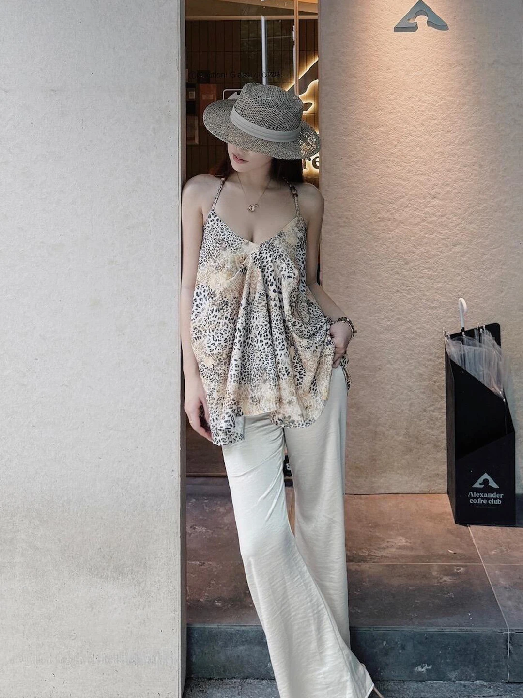 

Sexy Leopard Print Halter Neck Loose Women's Top And Champagne Color Pants Set Summer New Style Slimming Effect Fashionable