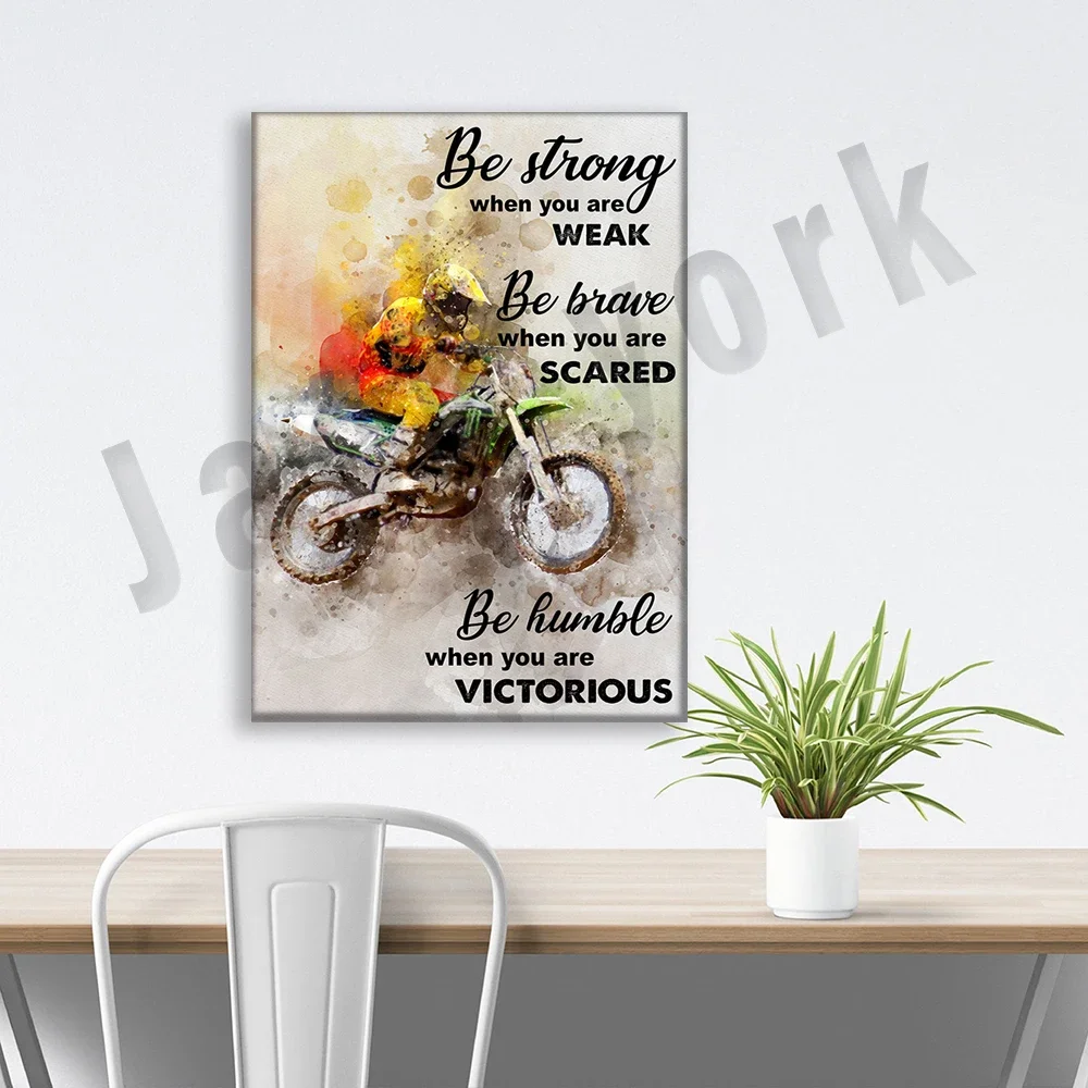عشاق الدراجة الترابية موتوكروس تكون قوية عندما تكون ضعيفة وشجاعة عندما يخيف ملصقًا قديمًا لديكور المنزل