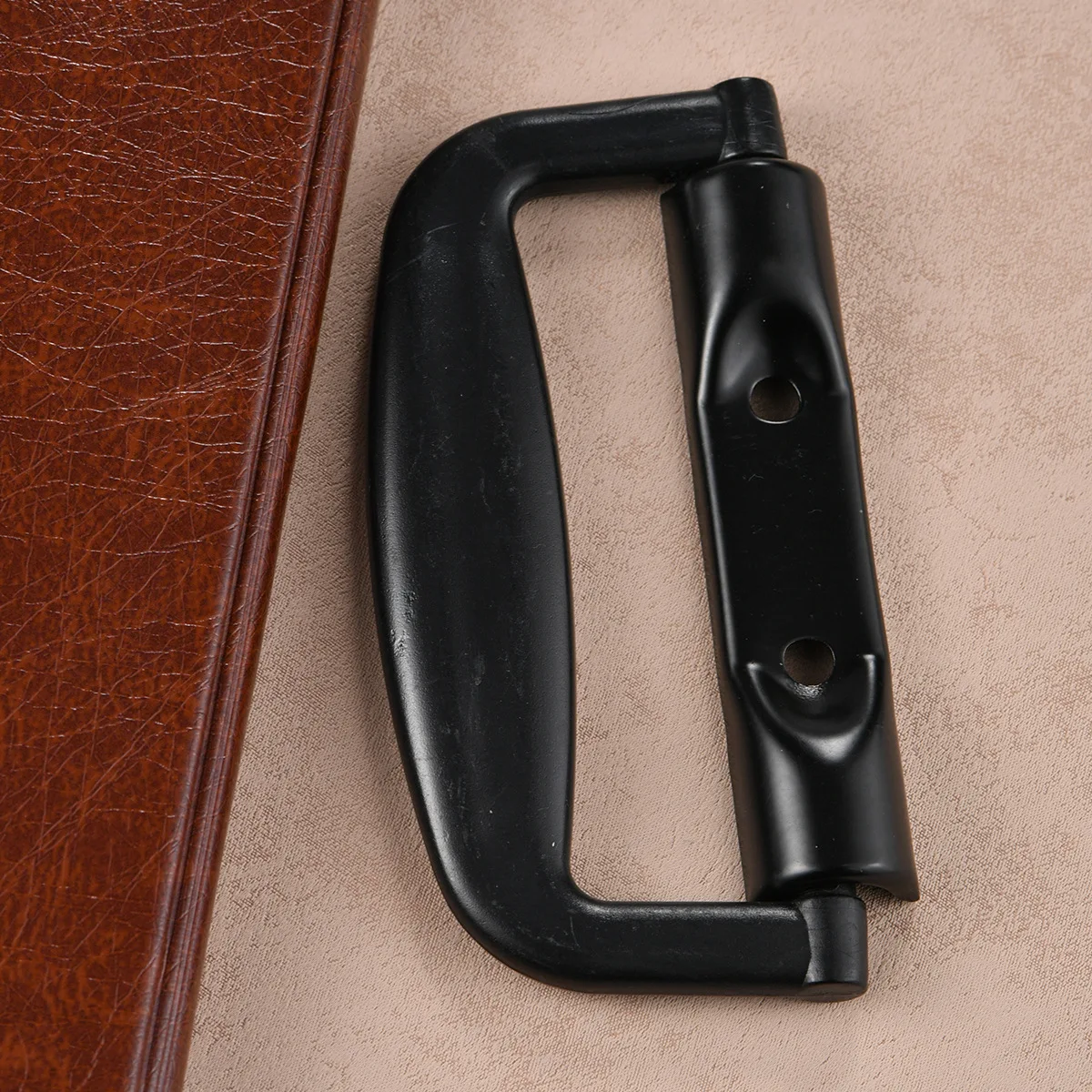 The Stylish Black Suitcase Plastic Handle Is Perfectly Combined with The Aluminum Case Handle