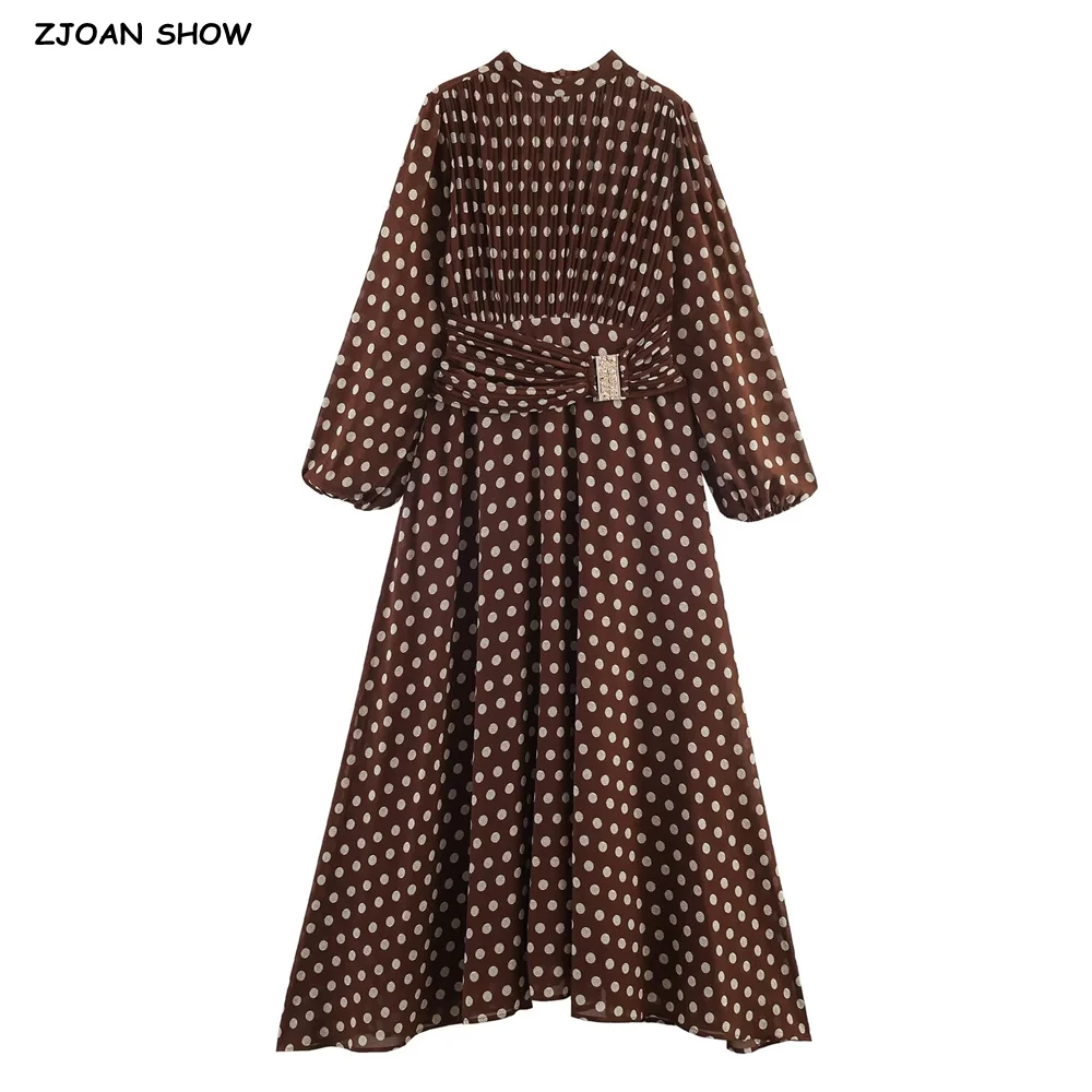 

Винтажное коричневое шифоновое платье в горошек с длинными пышными рукавами, плиссированной передней частью, завышенной талией и поясом, длина до щиколотки.