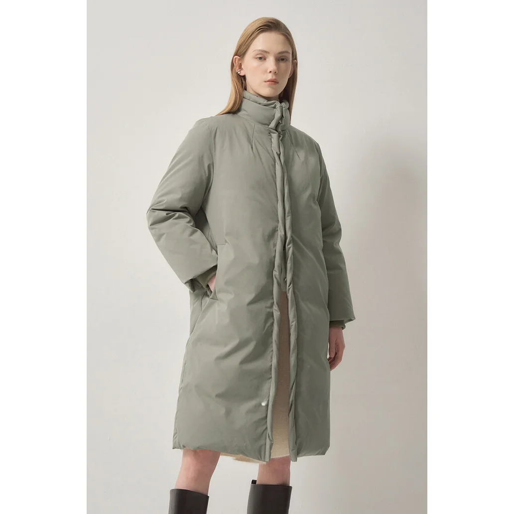 سترة سميكة محشوة بريش الإوز بياقة عالية وأسلوب عملي على الطراز الكوري، تحتوي على 90% ريش، بأكمام طويلة وإغلاق بسحاب، بلون موحد