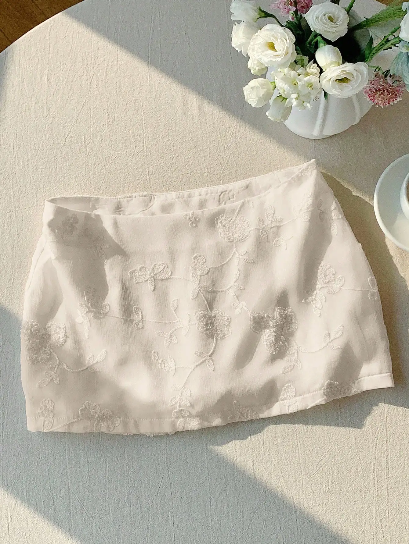 

Белая юбка-карандаш с цветочной вышивкой для женщин - элегантная одежда для офиса