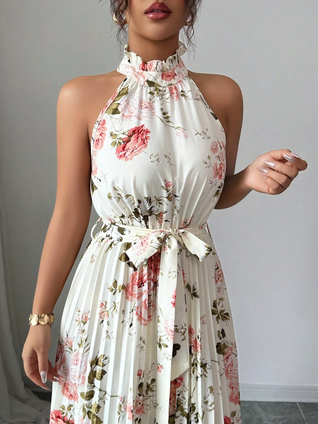 

Женское макси-платье без рукавов с цветочным принтом и плиссировкой, с воротником-халтером