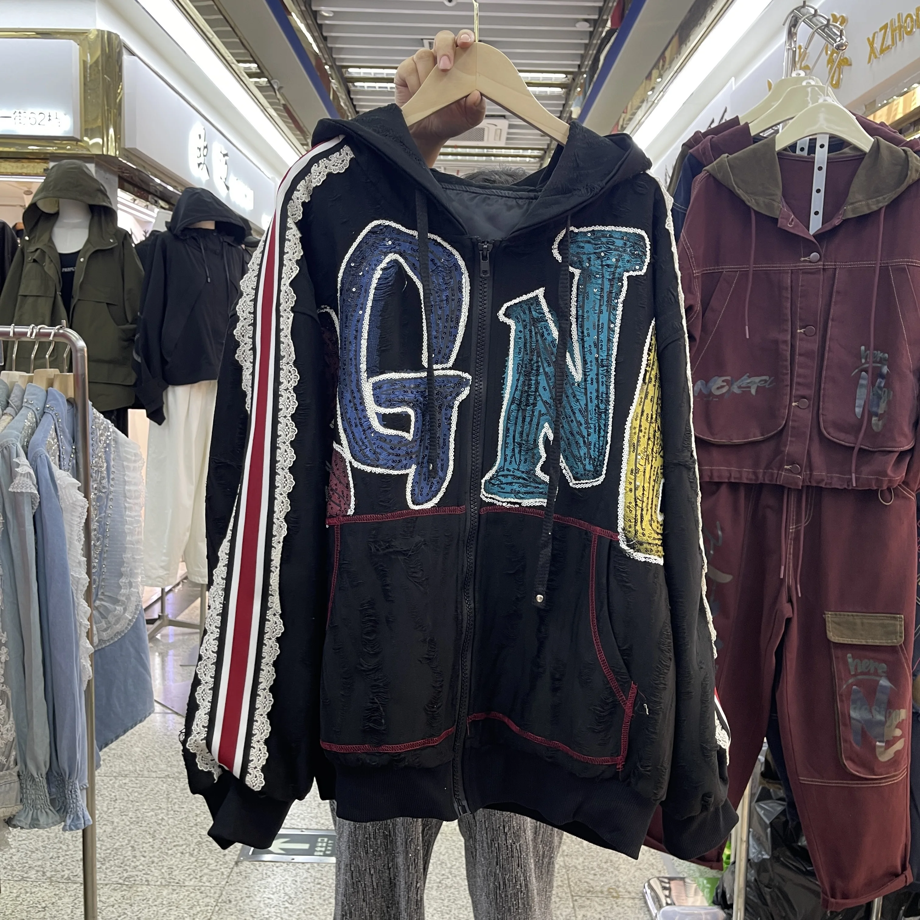 เสื้อแจ็คเก็ตกระต่ายการ์ตูนปักเลื่อมหนัก แบรนด์ทันสมัย สำหรับผู้หญิง ฤดูใบไม้ร่วง 2025 รุ่นใหม่ ทรงหลวม ใส่ได้หลายโอกาส ช่วยลดอายุ พร้อมฮู้ด