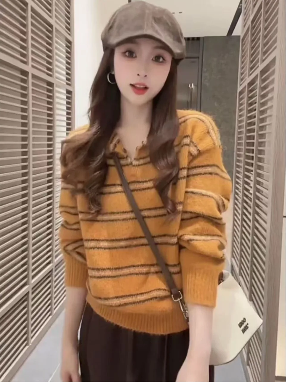 Blusa de Malha Fena Larga com Decote em V trada Laranja para Outono e Inverno, Efeito Emaecimento, Estilo Casual