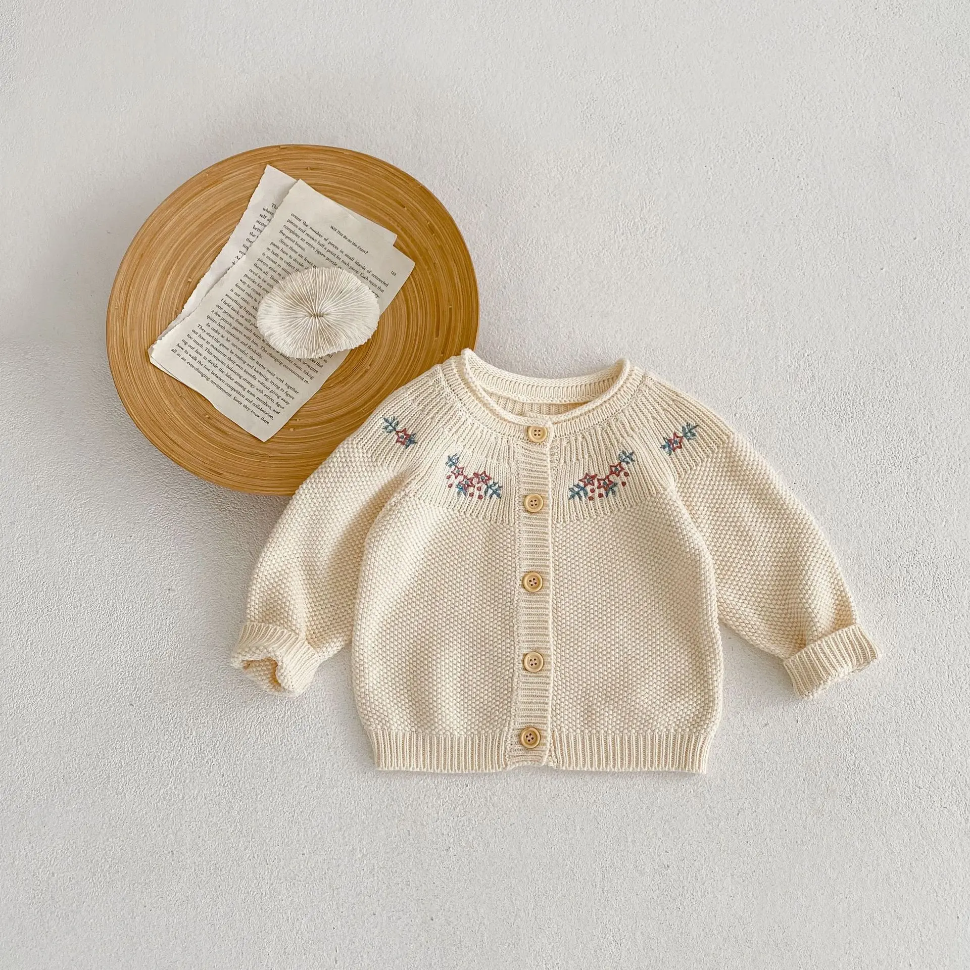 Nueva ropa de otoño para bebés de 0 a 3 años, cárdigan de punto de manga larga bordado simple para bebés