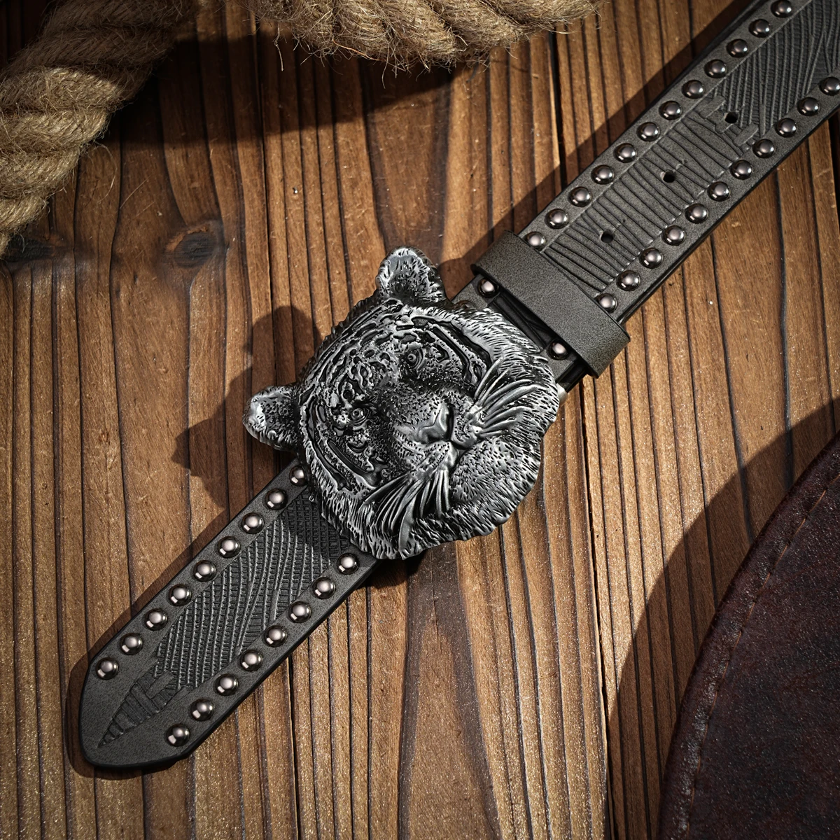 Ein lässiger, individueller und Retro-Gürtel, Kleidungsaccessoire im Western-Stil, Metallschnalle, PU-Gürtel, geeignet für Männer und Frauen. – Detail 4