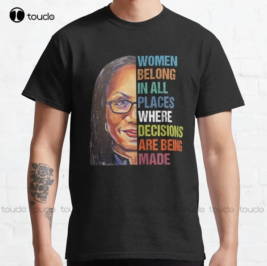 Les femmes appartiennent en tous les endroits Justice Court 1ère femme noire juge Ketanji Brown Jackson Black Girl Magic Sup Court Premium T-Shirt