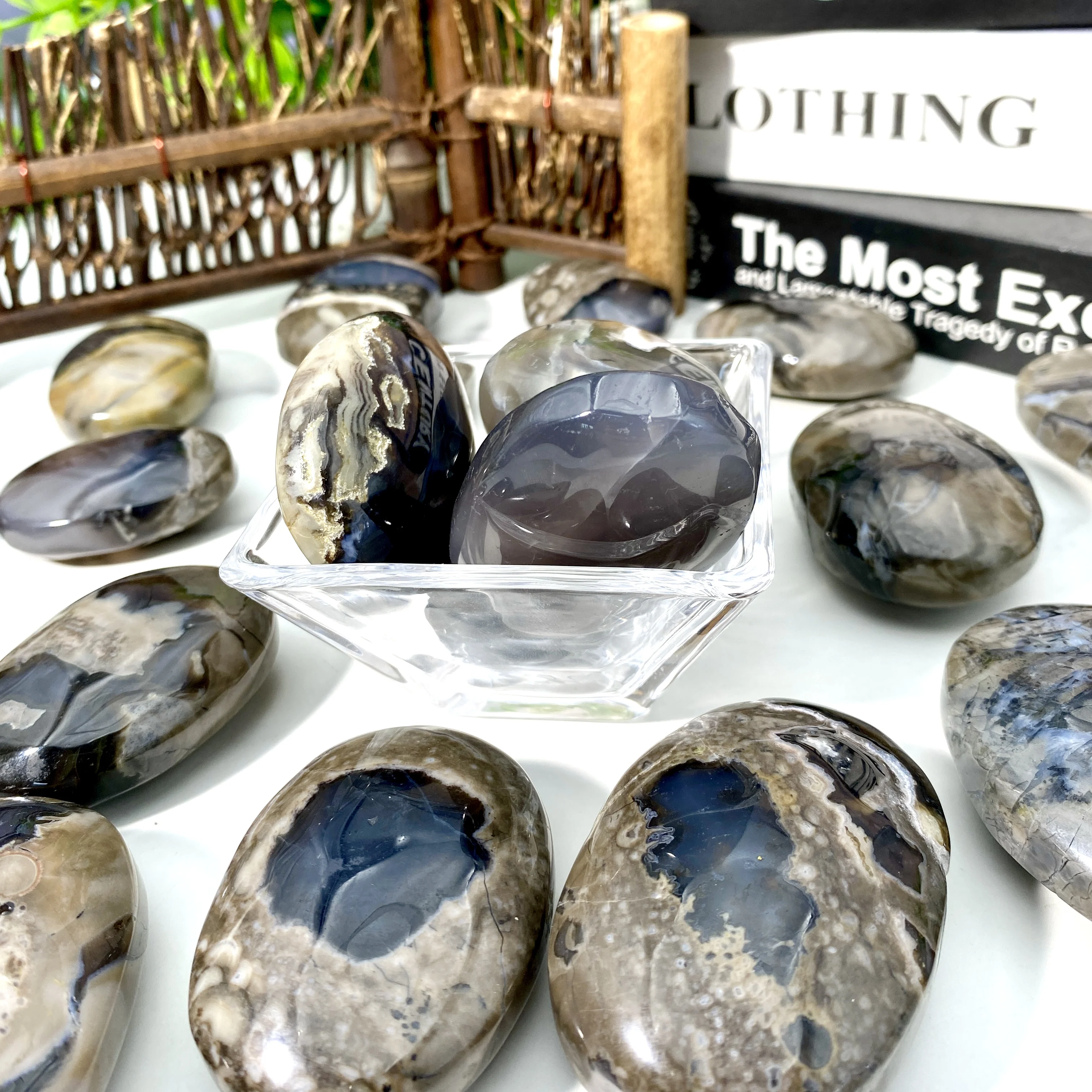 Random 1PC Volcanic Agate Palm Stone-UV Fluorescent,Irregular Shape,Stone Collections,Family And Friends Gift,Room Decoration.