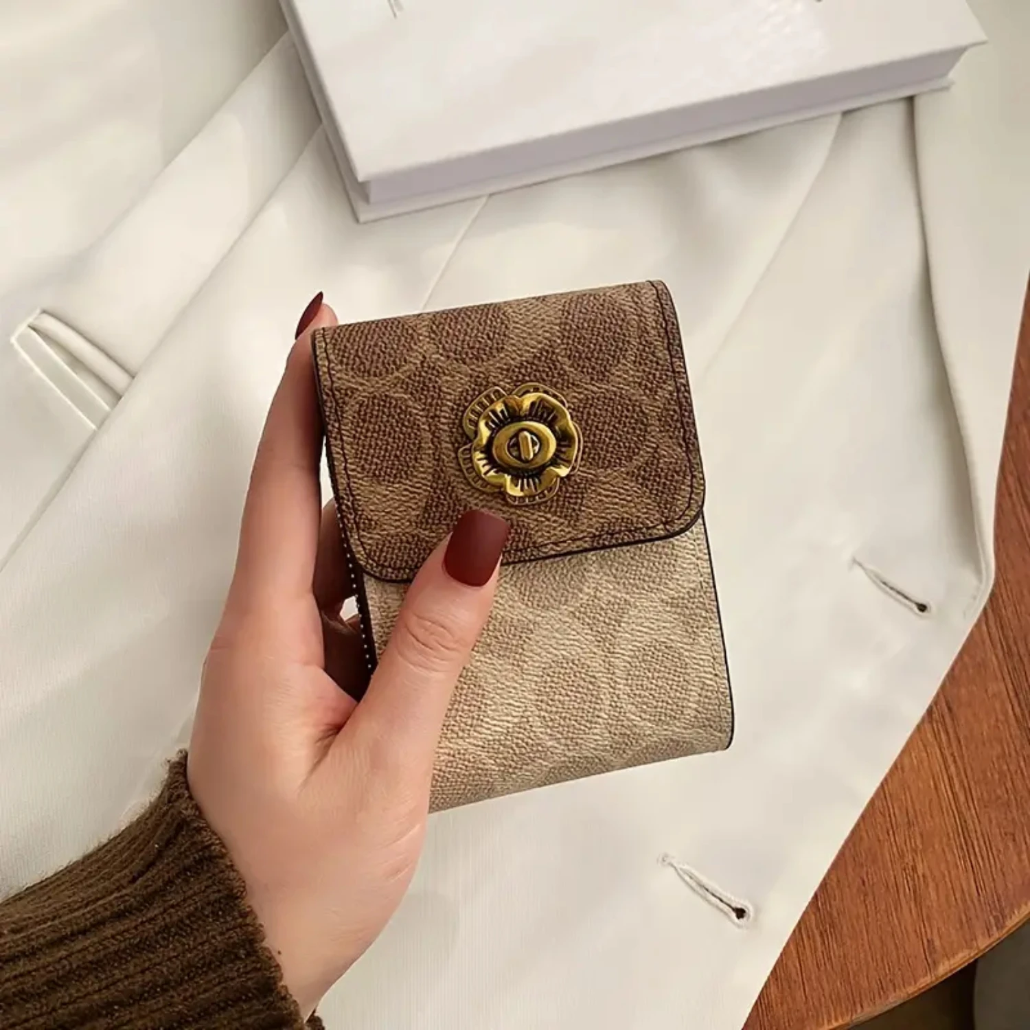 Fashionable and Elegant Small Zip Around Card Holder Wallet with Multiple Card Slots, Offering Style and Convenience for Every O