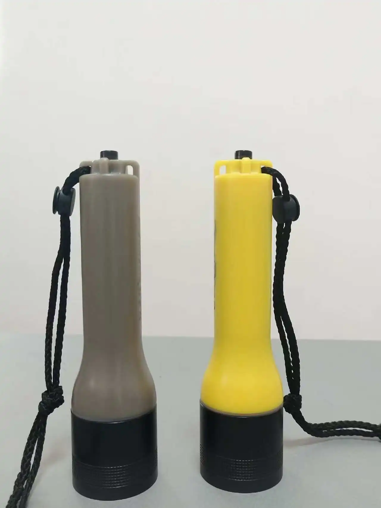 Scuba Diving Flashlight DC Charging Rechargeable 600 Lumen 30 Meters IP68 Waterproof Torch Built-in Battery