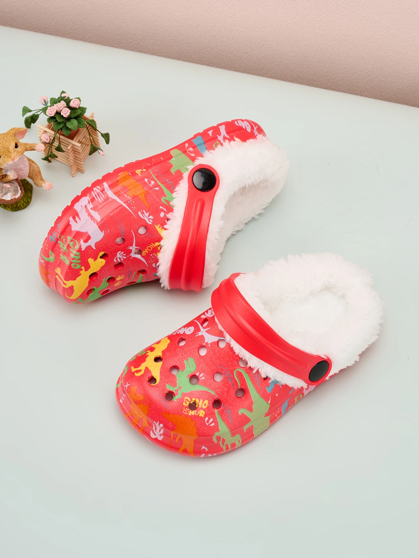 Autumn and winter fashionable, casual and comfortable home shoes for boys and girls with plush holes