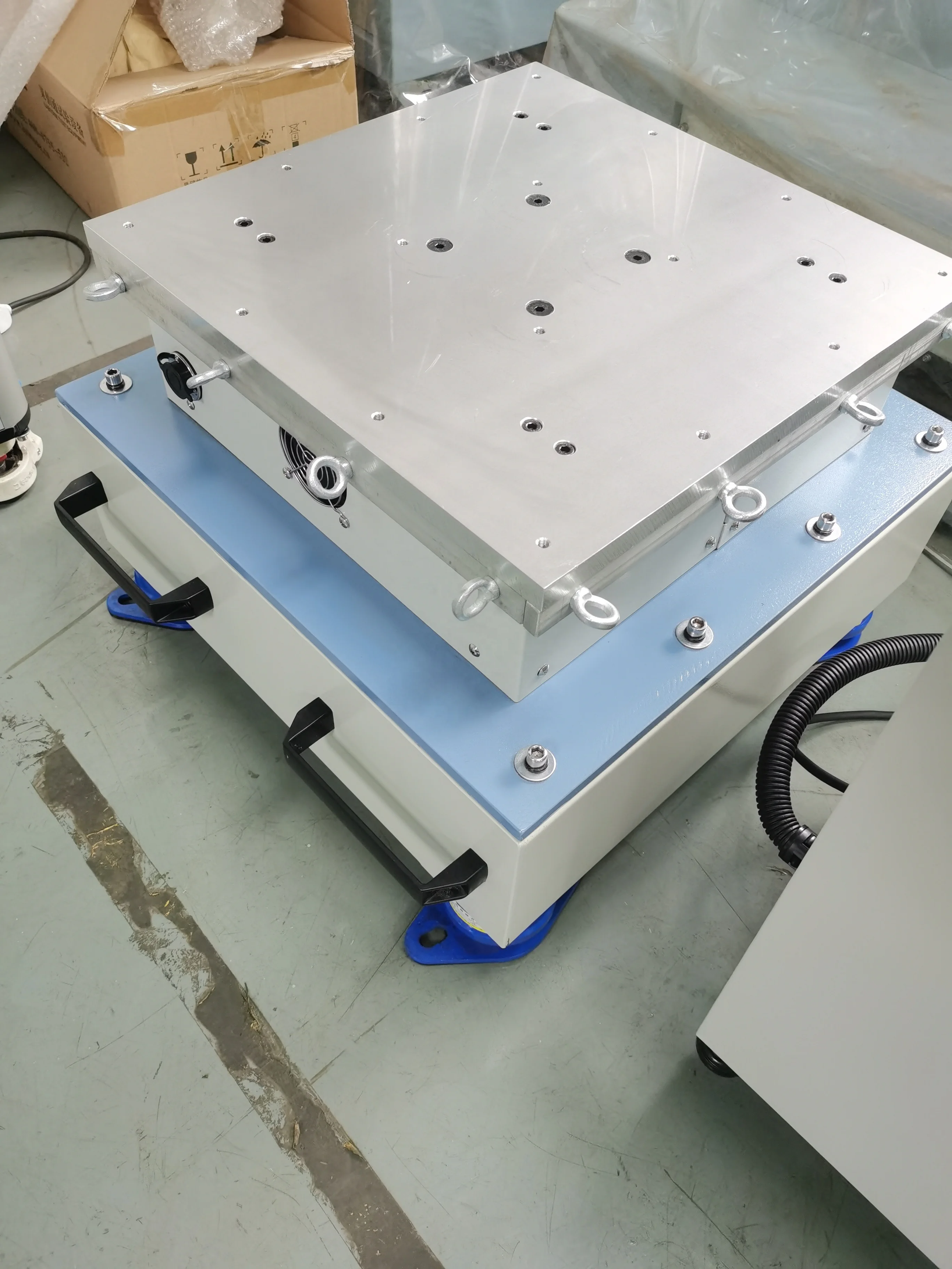 Tavolo vibrante elettromagnetico XYZ Macchina per prove di vibrazioni a tre assi