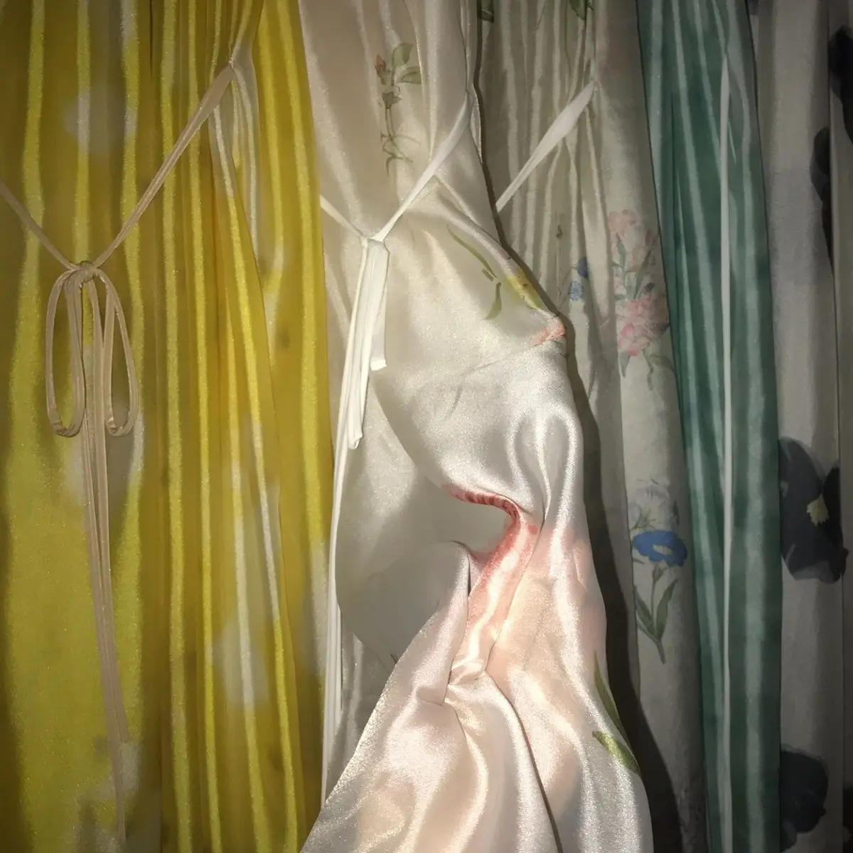 섹시한 남성용 플로럴 프린트 러플 민소매 새틴 나이트 드레스 시스루 광택 시시 캐미솔 롱 드레스 여성 플러스 사이즈 슬리핑 로브