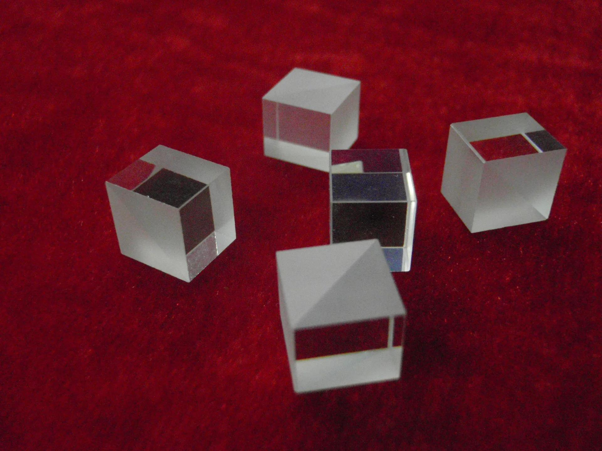 Prismi divisori a raggi cubici Banda larga a infrarossi 600-1100 nm Pellicola ad alta trasmittanza Semitrasparente e semiflettente