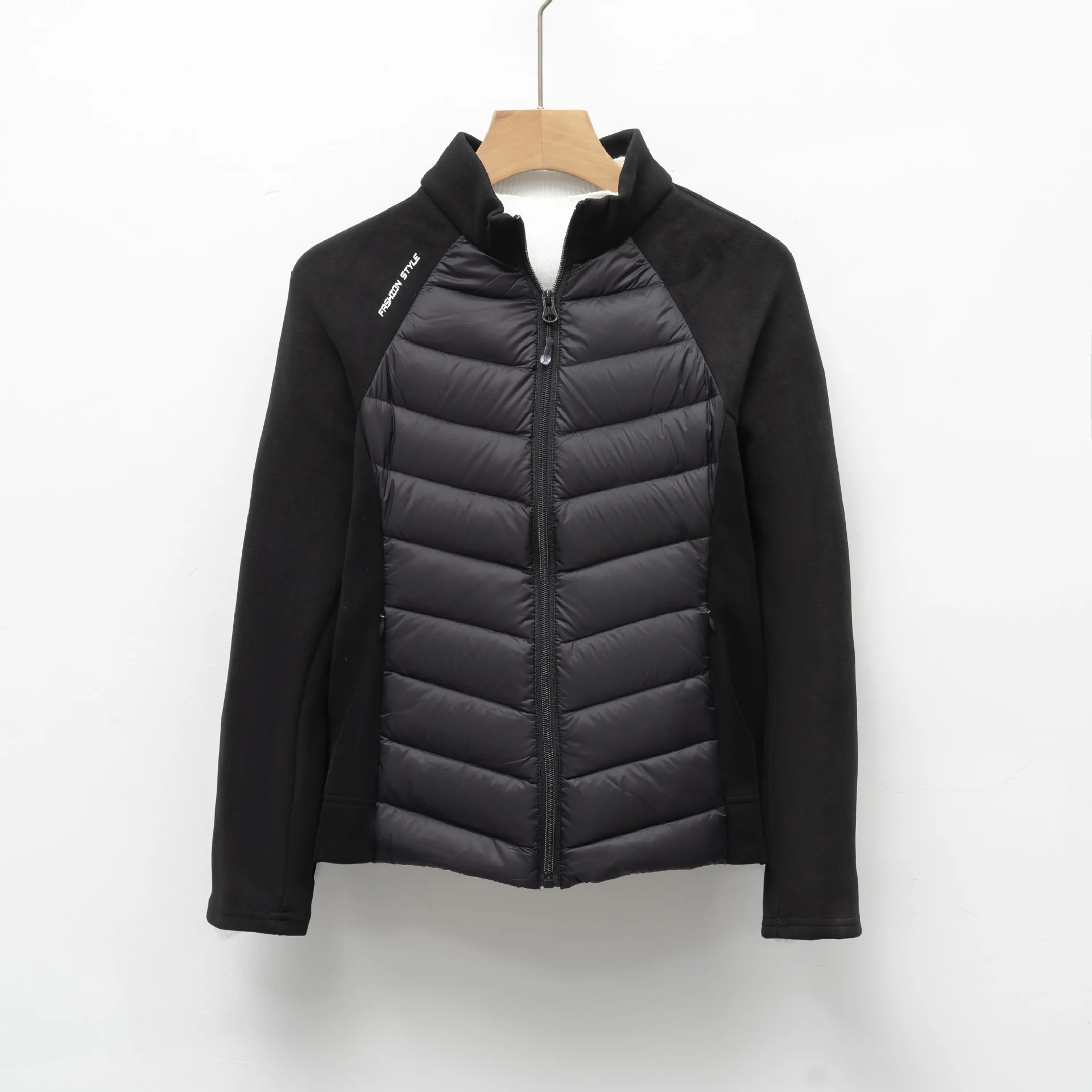 ألواح مستوحاة من اليوغا وقص أنيق على الطراز النشط. هذا منتفخ ذو ياقة واقفة خفيف الوزن مع تعبئة 90% معك.