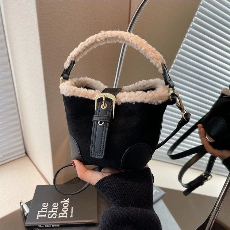 Korean niche bucket bag women's handbag autumn and winter retro fashion shoulder bag plush messenger bag
