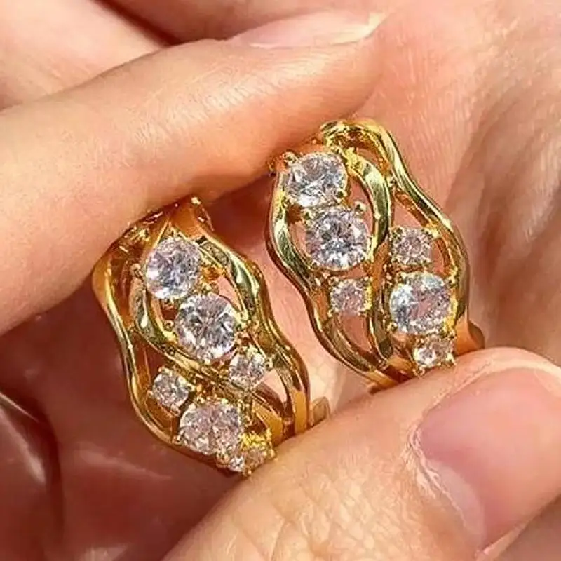 Huitan Noble Hollow Damen-Creolen mit funkelnden, runden Zirkonia-Steinen, trendiges Accessoire, Schmuck für Party, Hochzeit, Alltag