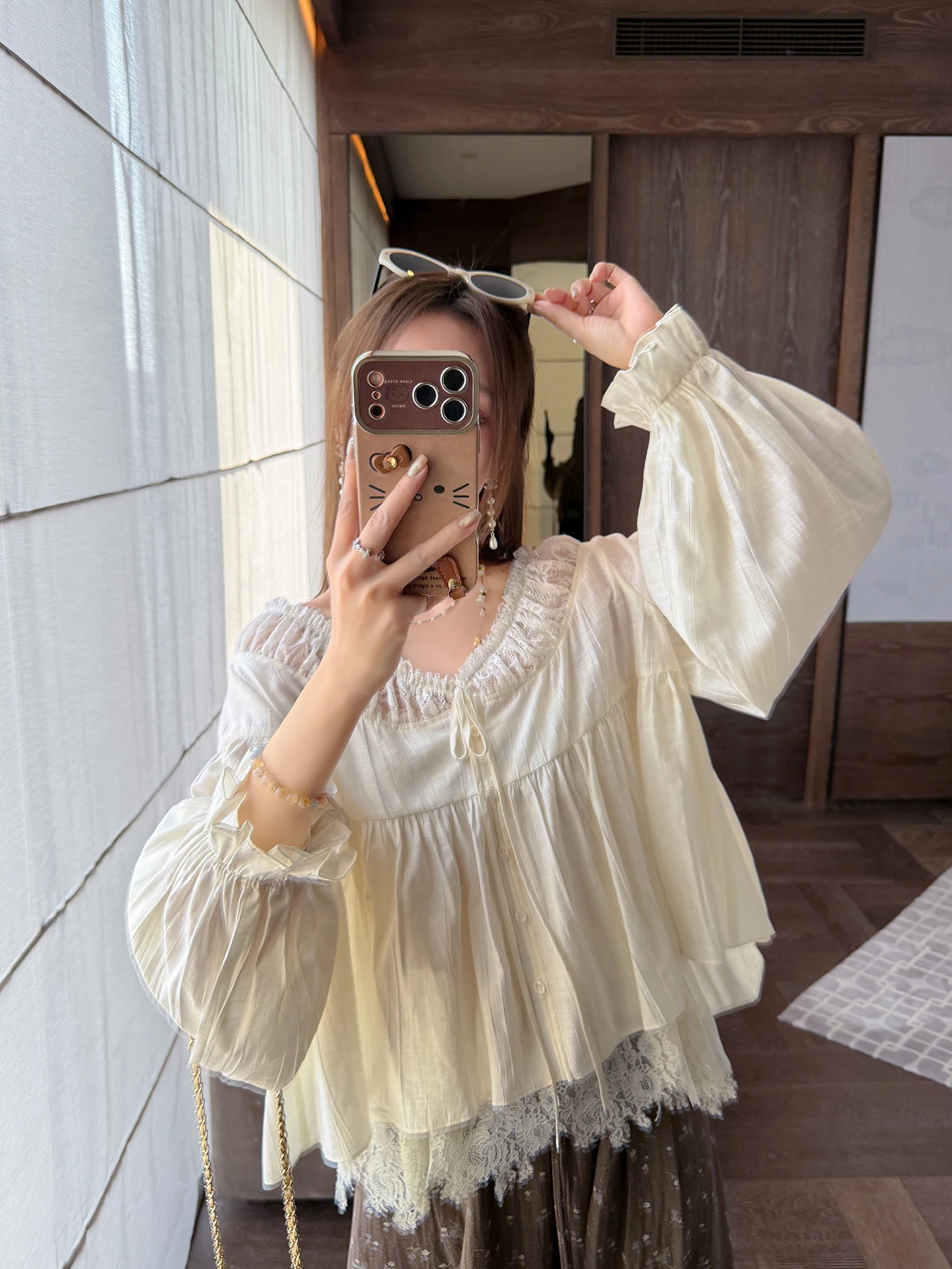 

Zhang Sheshi Spring Summer 2026 Ice Crystal Crown Gentle Healing Apricot Lace Trimmed Shirt Korean Style Straight Cut Long Sl...