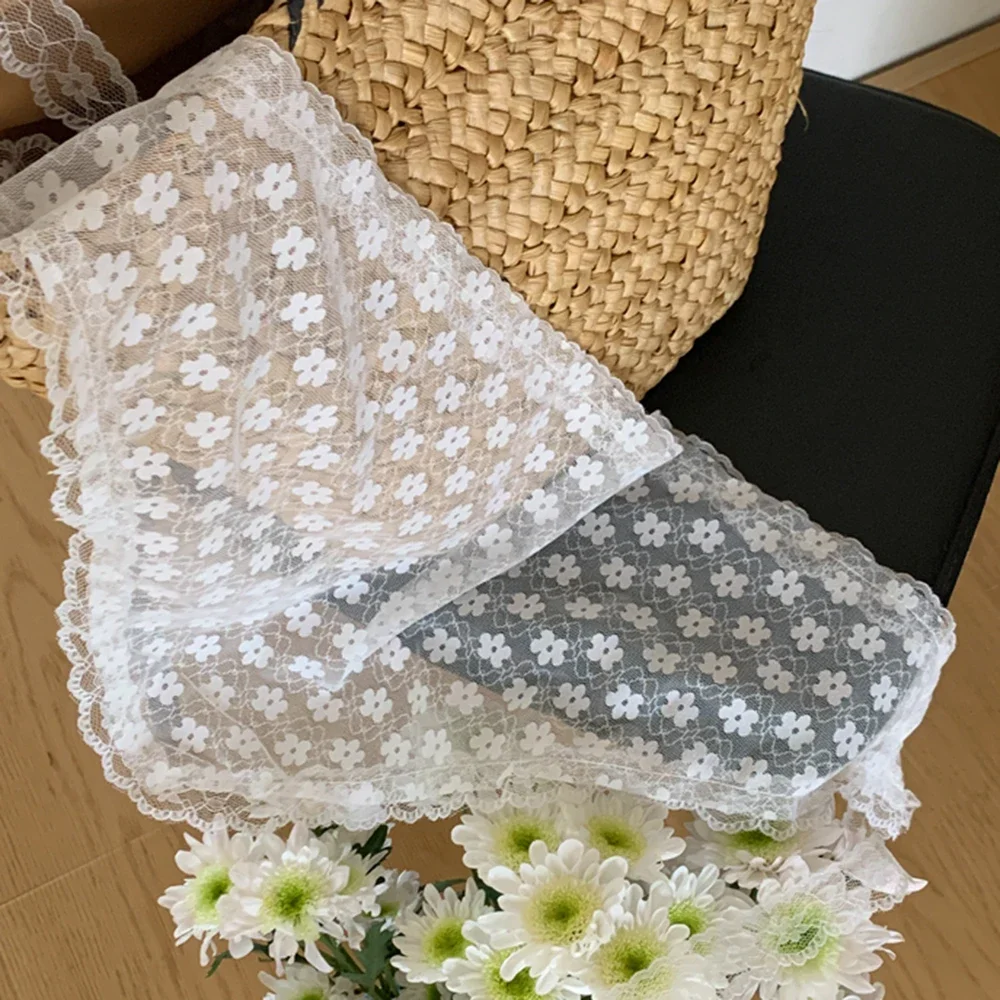 Weißer, süßer Spitzenblumen-Schal, elegantes, feminines Stirnband, dünnes, atmungsaktives Reiseaccessoire im künstlerischen Stil – Detail 10