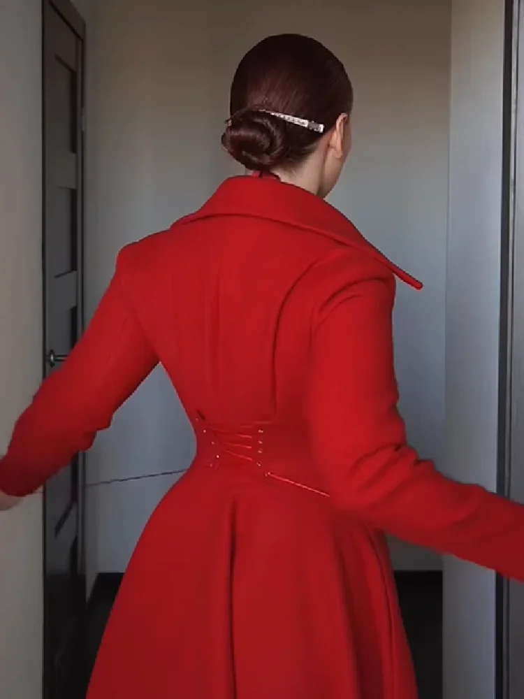 Eleganter, schicker, roter Mantel mit Reverskragen, tailliertem Schnitt und ausgestelltem Rocksaum, für Herbst und Winter, formelle Abendgarderobe für Damen. – Detail 6