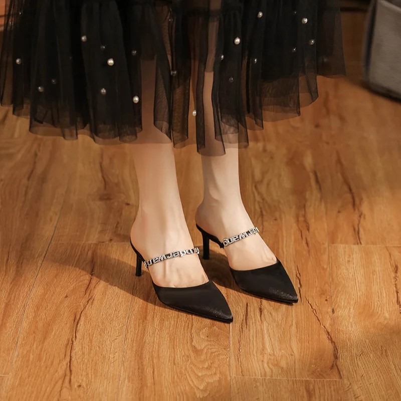 High heeled banquet wedding shoes, feminine temperament, black slim heels, sexy bridesmaids, black pointed oversized slippers