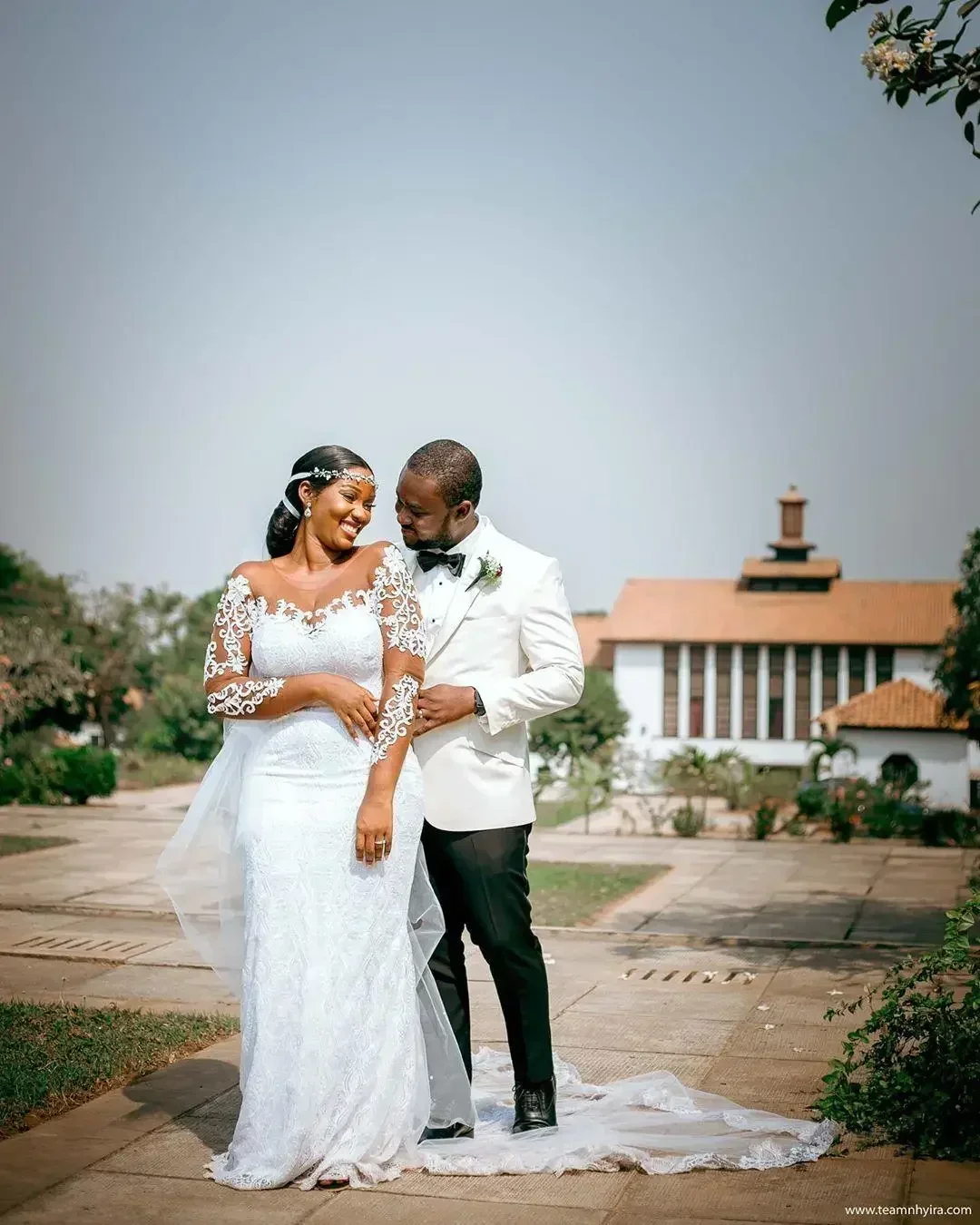 Customized Vestidos De Novia Africa Mermaid Wedding Dresses Sweep Train Long Sleeve Lace Sheer Neck Formal Bridal Gowns