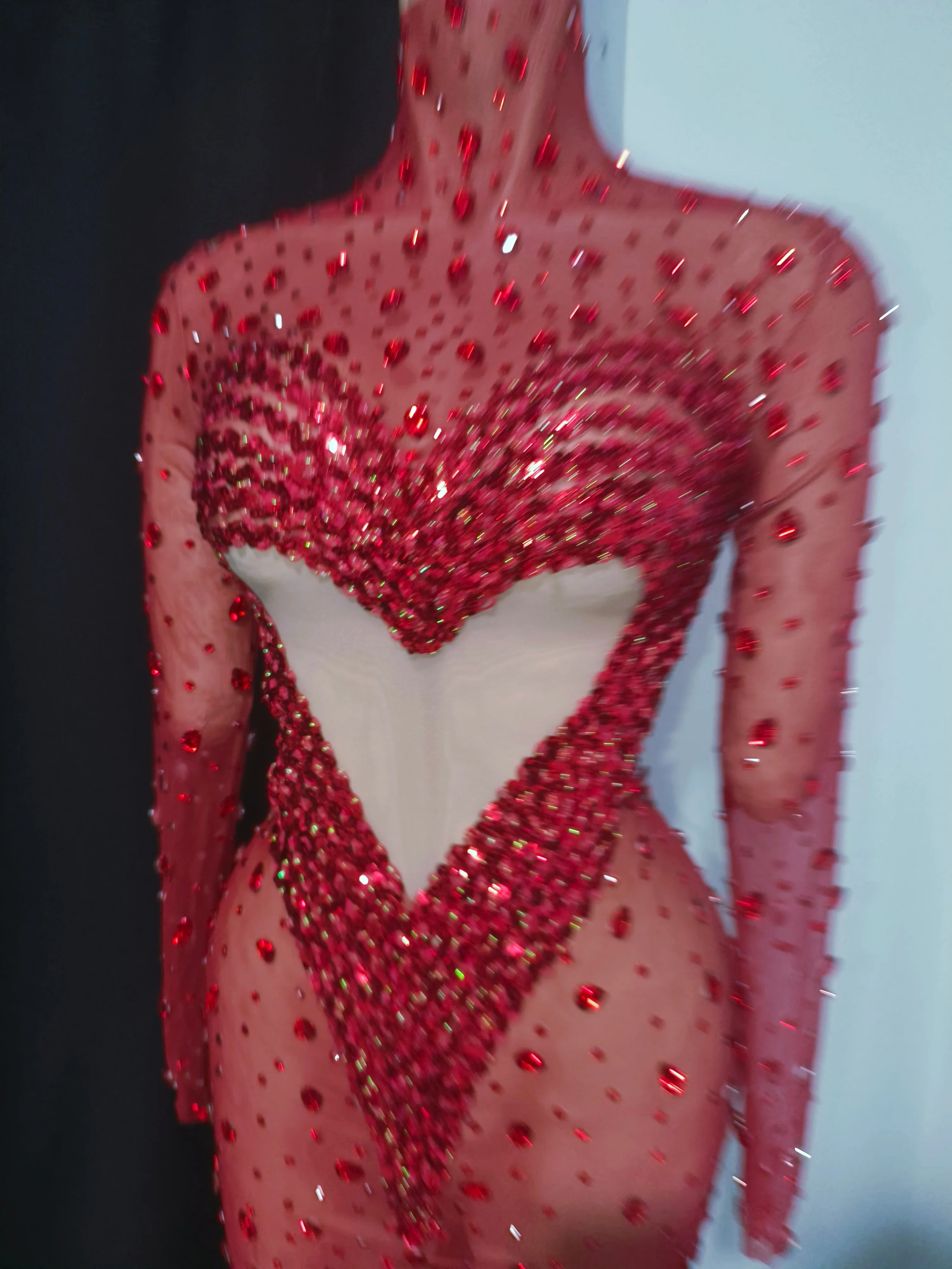 Abito sexy con paillettes rosso con ritaglio a cuore Abito da donna con maniche lunghe in rete trasparente con perline scintillanti Decorazione per feste con data a tema
