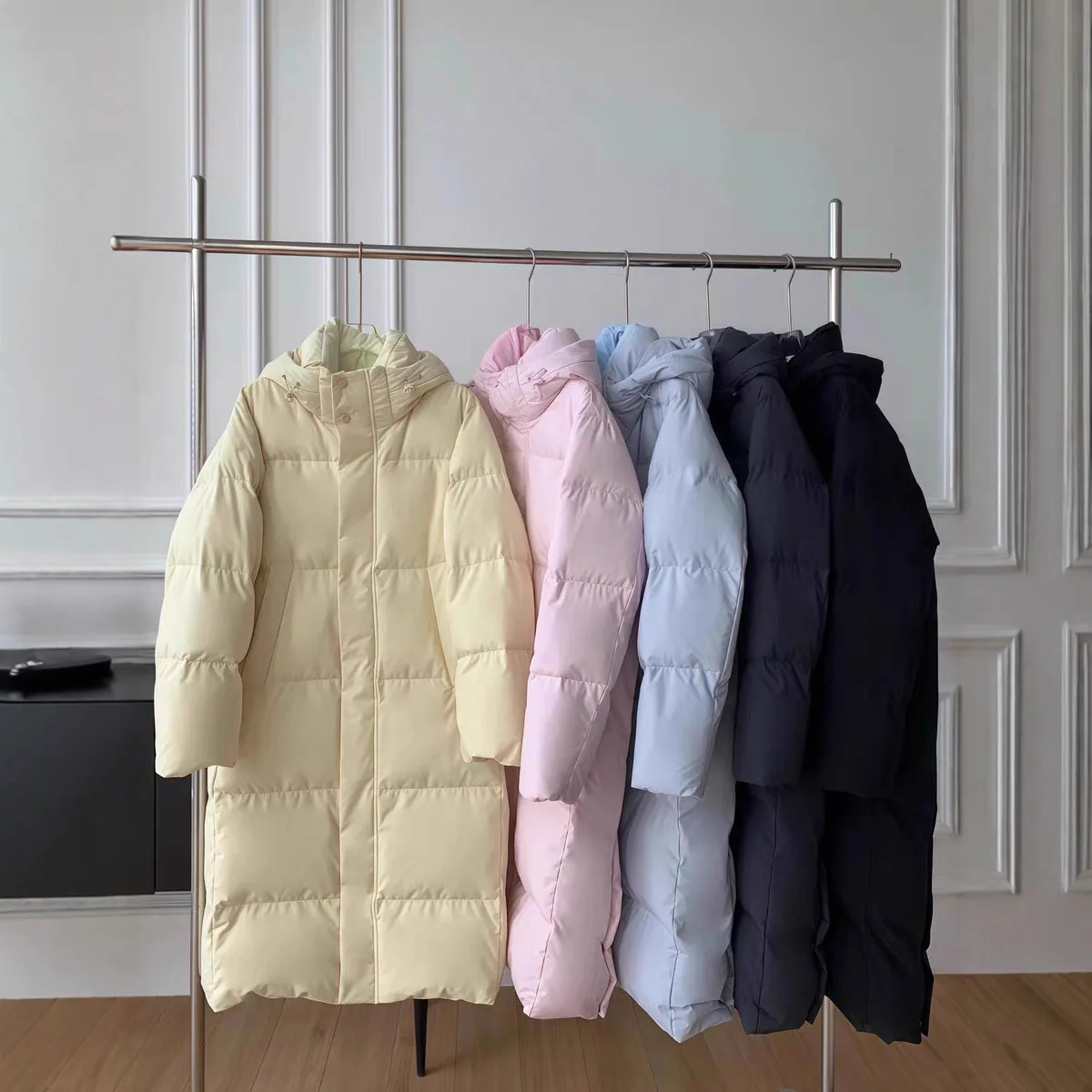 Długa kurtka puchowa za kolano dla kobiet na zimę 2025, nowa, z białego puchu kaczego, gruba, w stylu college, luźna kurtka dla par.