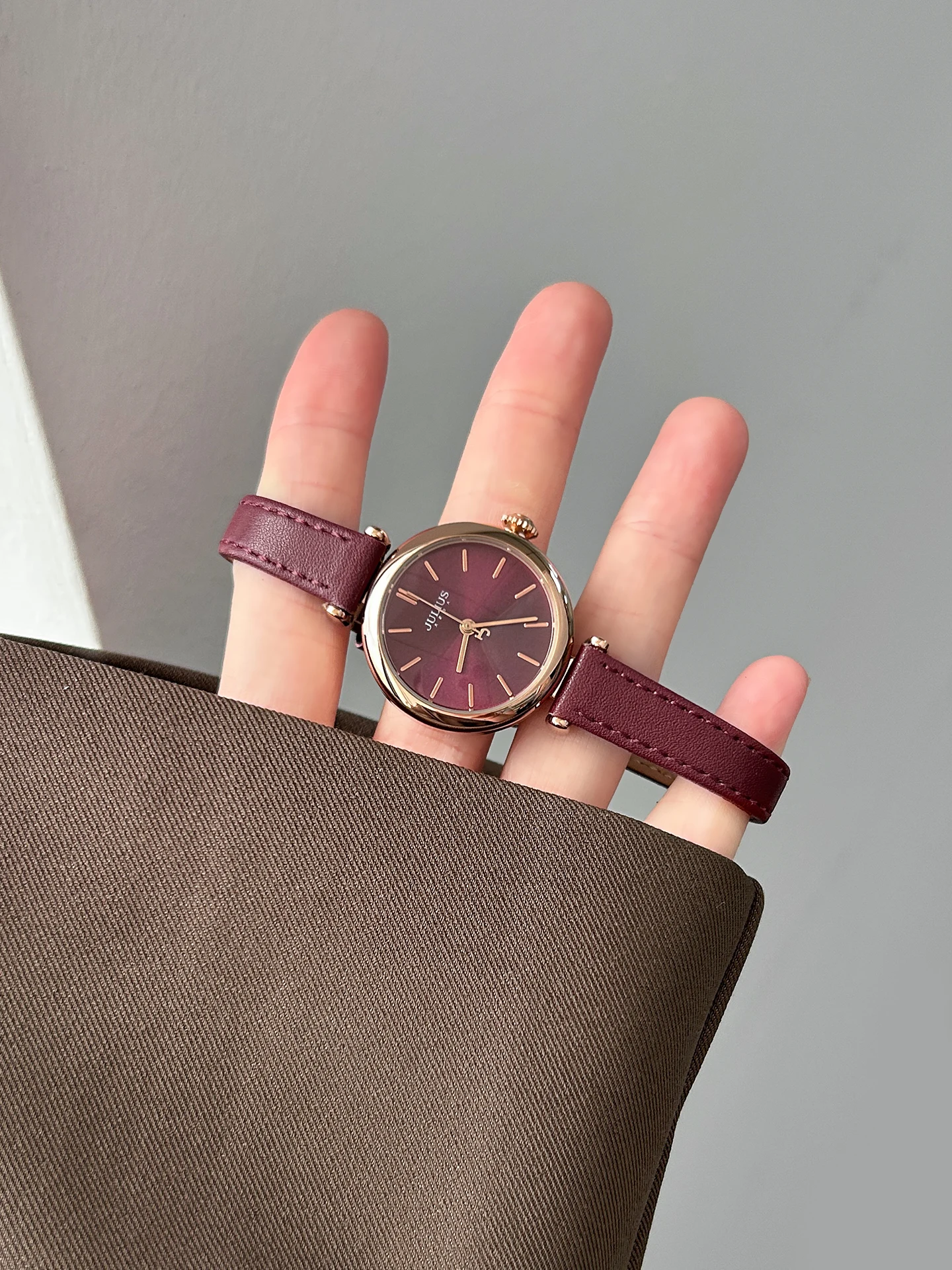 2025 نمط جديد StudentFriendly بسيط أنيق رائع صغير مستدير كوارتز ساعة نسائية. اسم العلامة التجارية الفاخرة ساعة نسائية. هدية