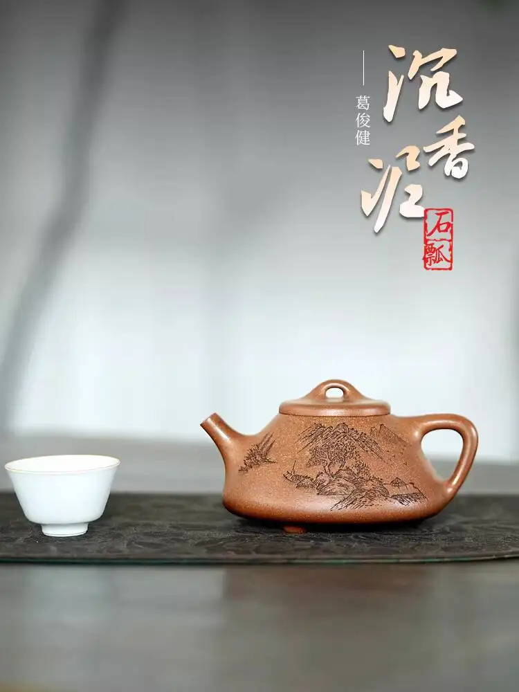 

[Серия Ge Jia Sand] Чайник Meizhi из резной фиолетовой глины Ge Junjian, полностью ручной работы, из необработанной руды, агарового дерева и каменной глины.