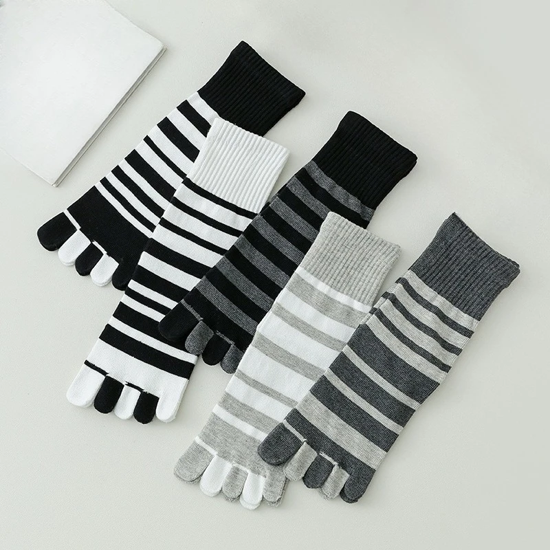 

1/5 pairs Casual comfortable five finger socks men solid color mid tube socks spring striped sweat absorbing sports long socks