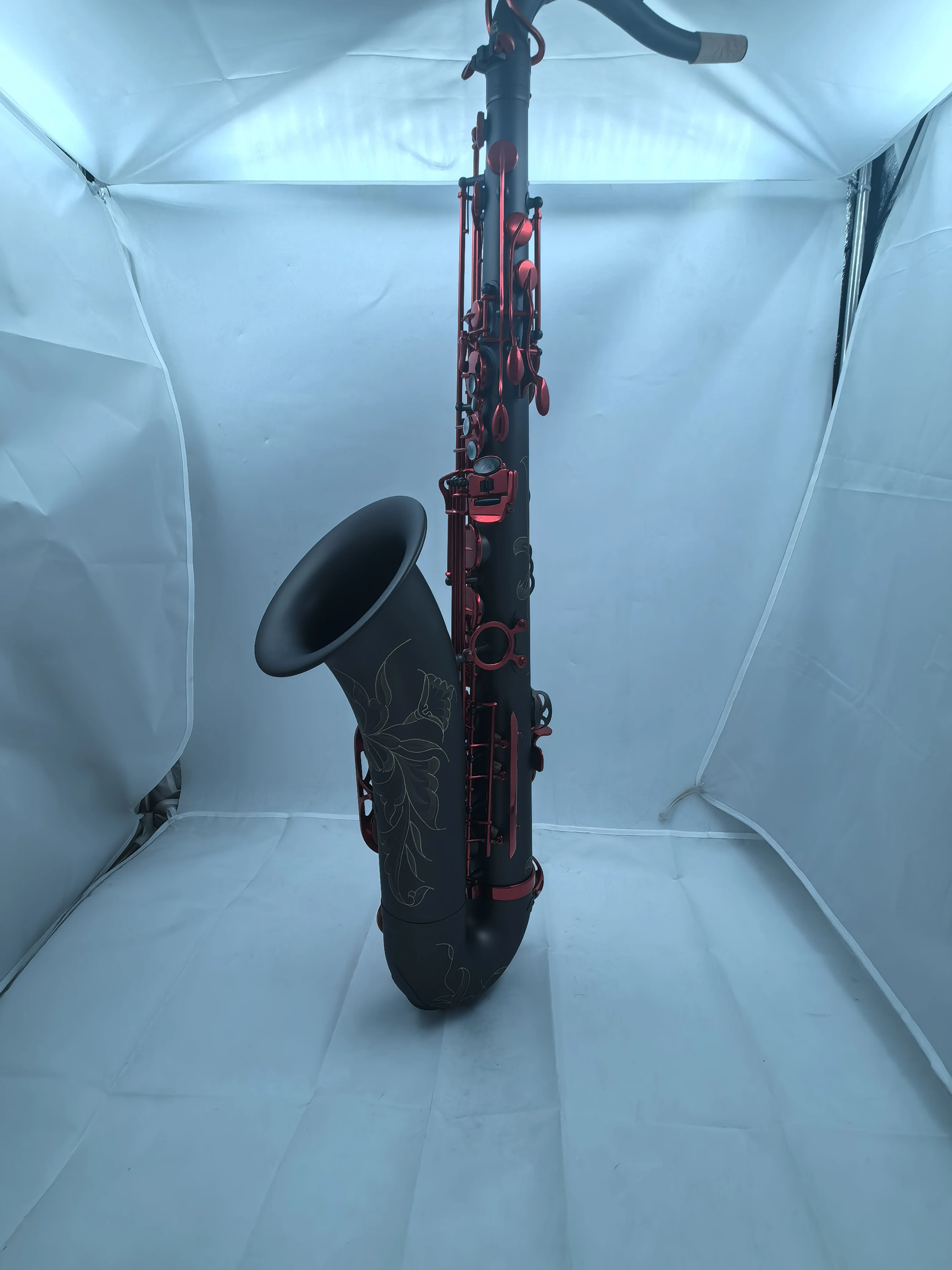 الموسيقى الشرقية The Imperium Professional Matte Black Tenor Saxophone مع مفاتيح مطلية باللون الأحمر - مفتاح Bb - High F #   – الوسادات الإيطالية –