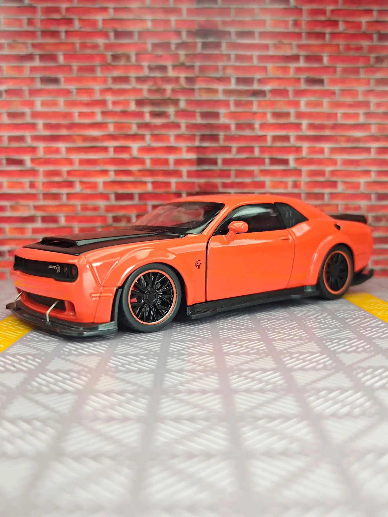 1:32 챌린저 헬캣 개조 SRT 머슬 스포츠카 도어 및 앞 보닛과 트렁크 도어도 열 수 있으며, 풍부한 디테일