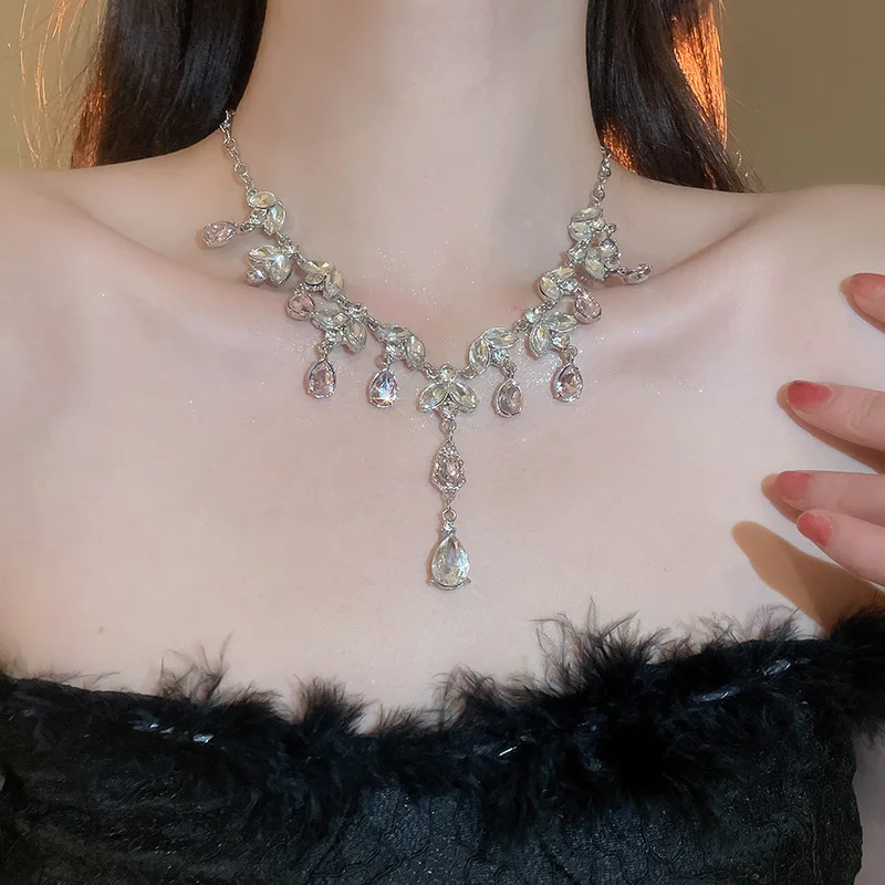 Leaves Oval Water Drop Rhinestones Pendant Necklaces for Women Pink Temperament Tassel Clavicle Chain Shiny Party Neck Jewelry K