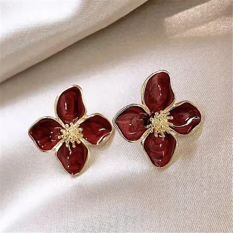 Elegant Personalized Four-Leaf Clover Oil Drop Stud Earrings For Women Simple Flower Three-Dimensional Earrings High-End Jewelry