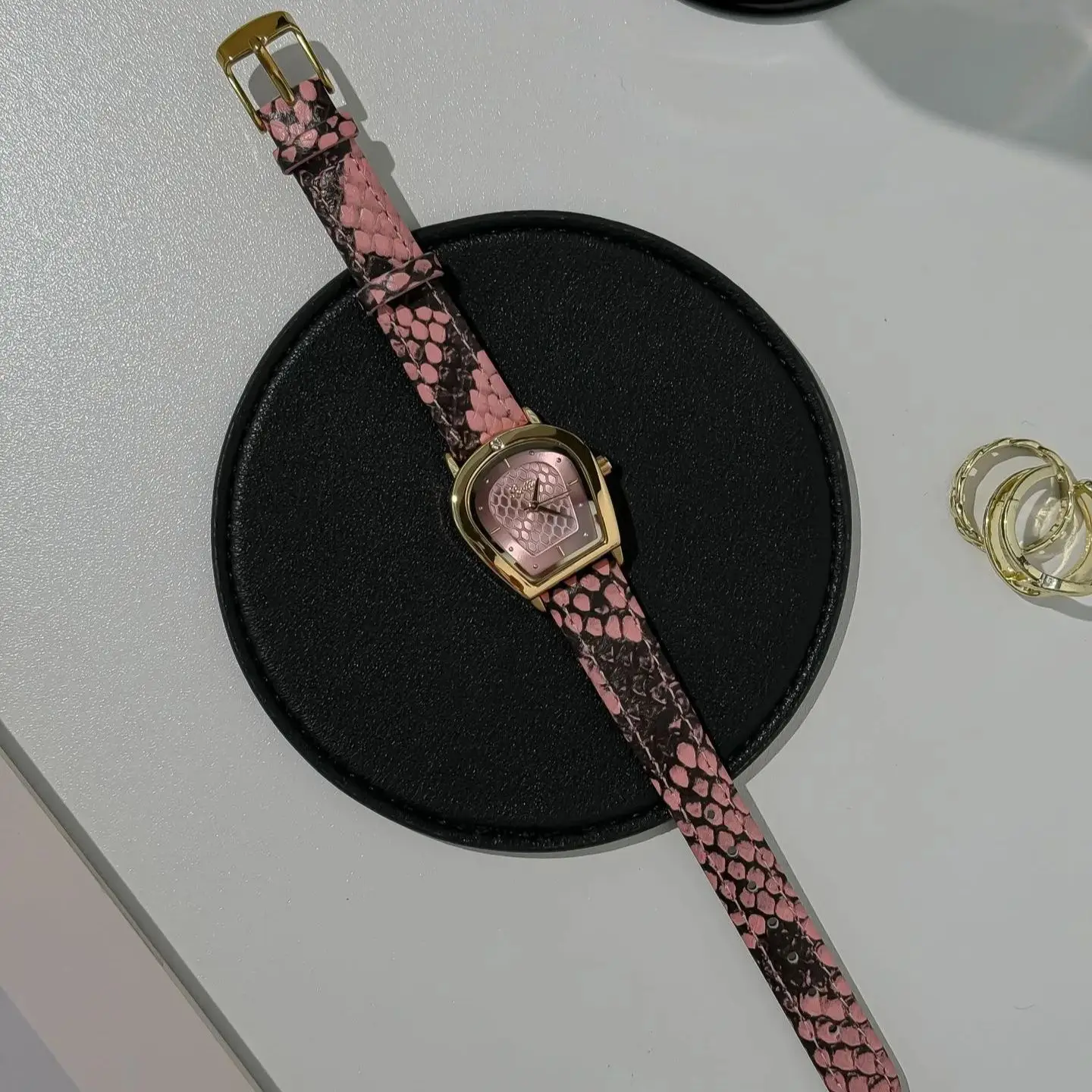 Women's Fashion Quartz Watch with Horseshoe-Shaped Diamond-Set Case Snake Strap Personalized Wristwatch Gift for Lovers