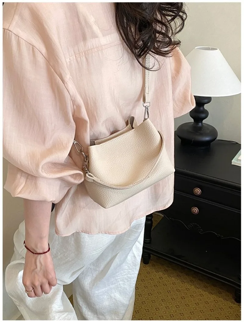 CEEKAY Minimalistische Mini-Eimertasche aus genarbtem, lederähnlichem Leder mit Aufdruck, leicht und tragbar, als Umhängetasche oder Schultertasche für Kaffeebraun – Detail 23