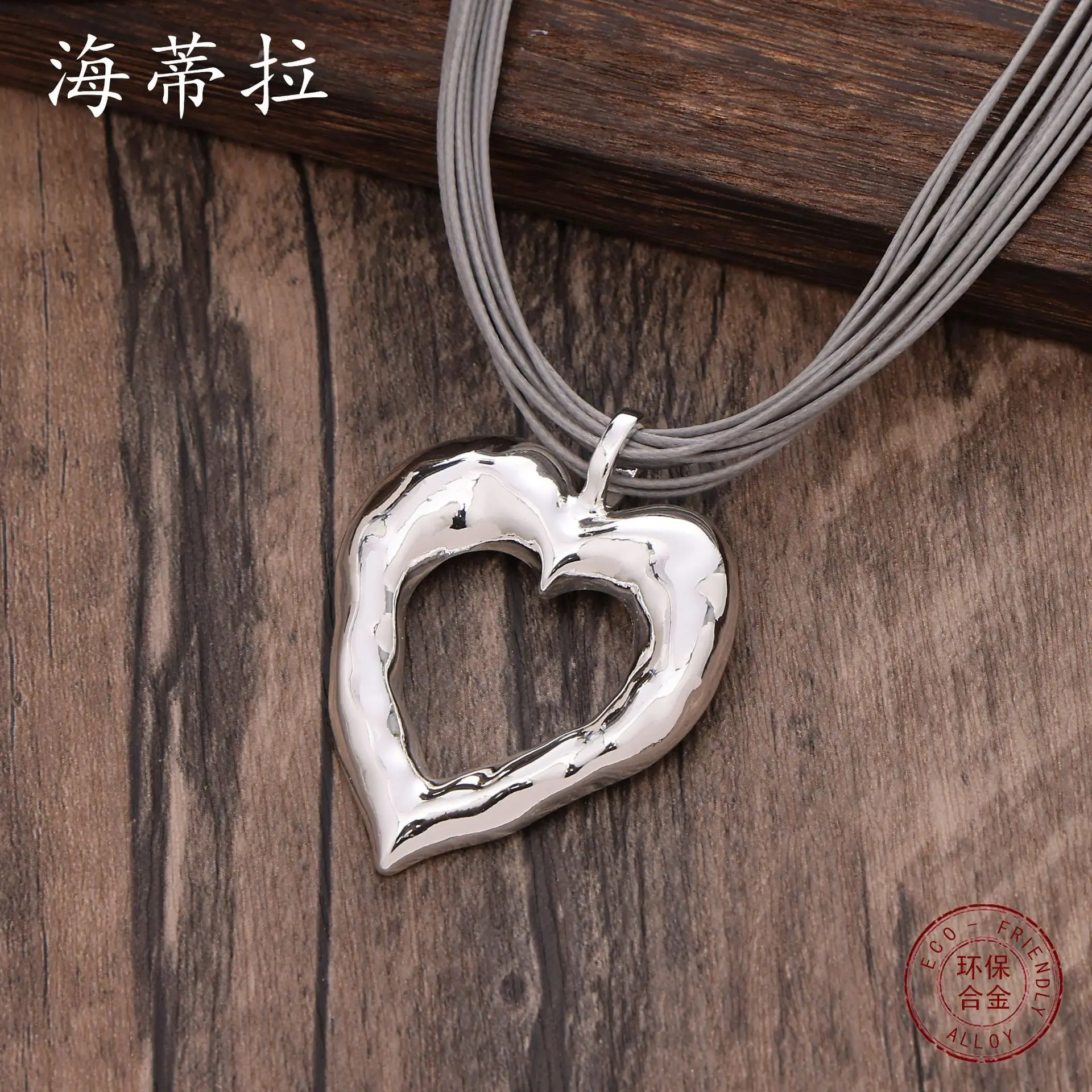 new glossy hollow love pendant, simple and fashionable women's small fresh multi-layer leather rope heart-shaped ne