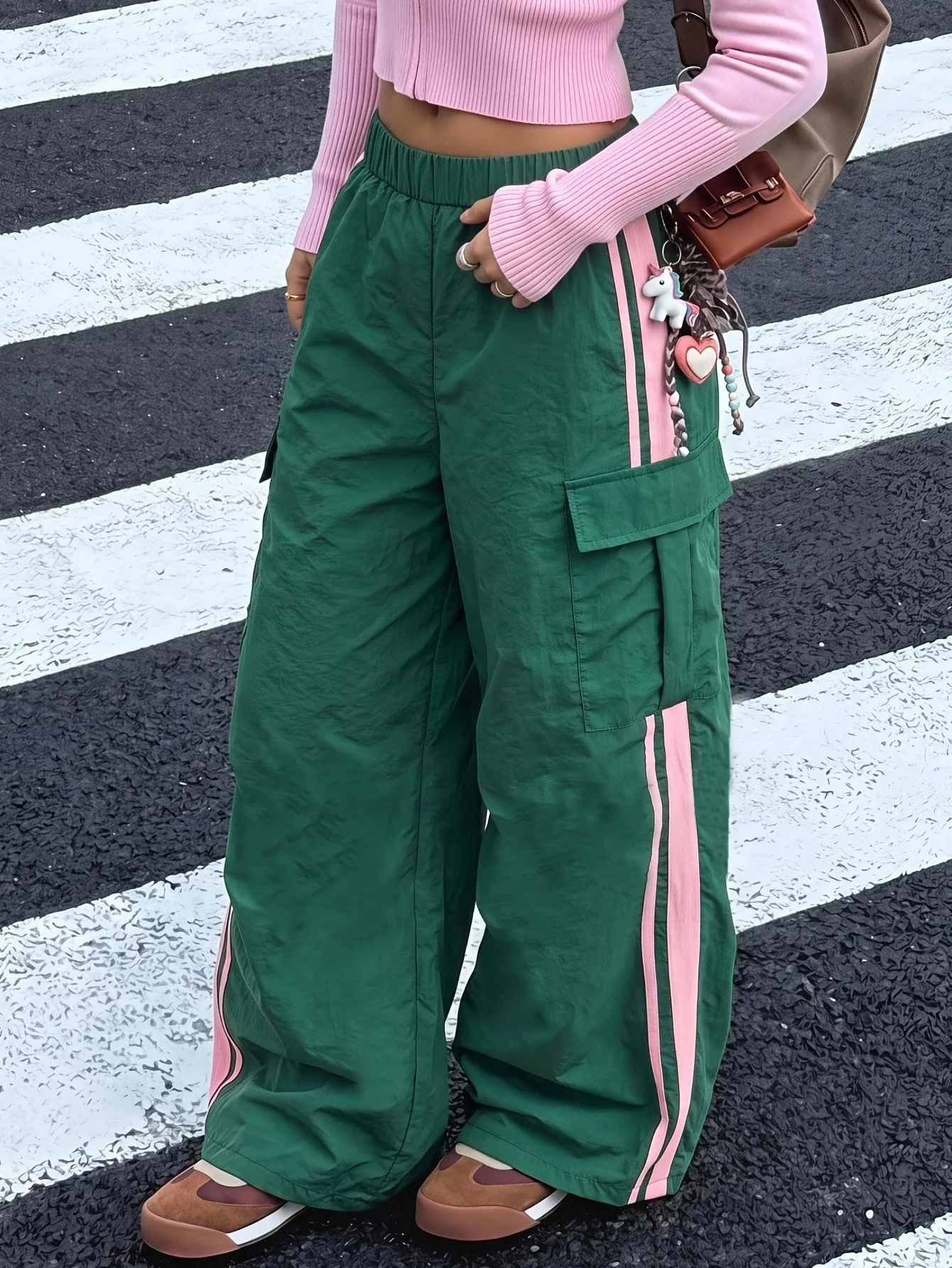 Trendige, locker geschnittene Cargo-Hosen mit weitem Bein für Mädchen (2er-Pack): Grün- und pink gestreift + schwarz gepunktet; mit großen Taschen, El – Detail 4