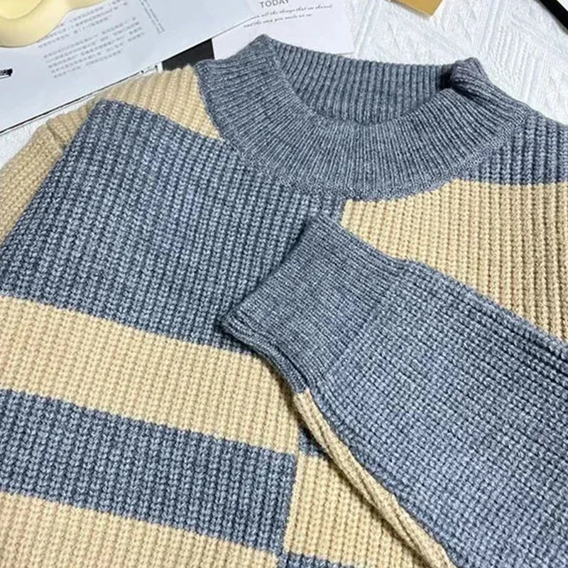 New Thickened Winter Round Neck New Sweater with Contrasting Color Base Knit Sweater, Loose High Neck Casual Warmth for Men