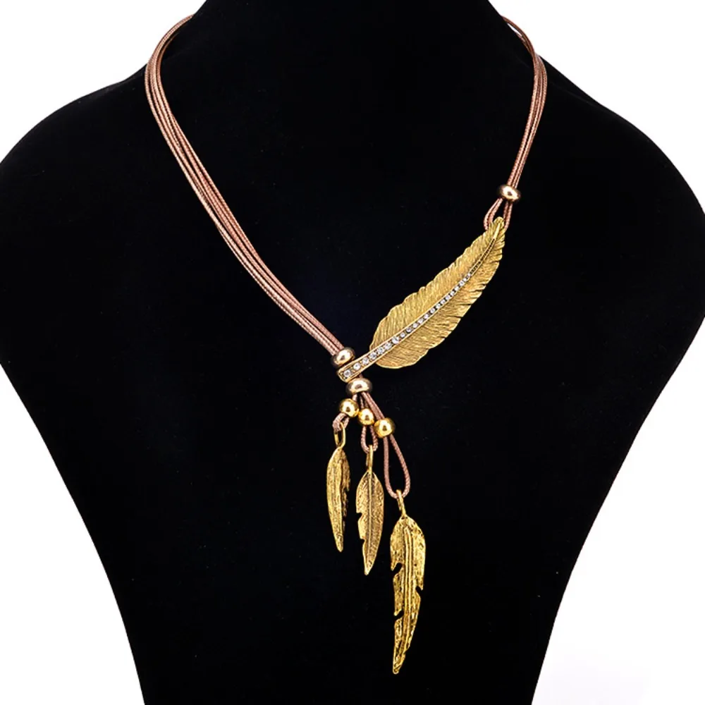 Vintage Metal Feather Design Pendant Necklace Bohemian Vocation Style Alloy Jewelry Creative Holiday Necklace