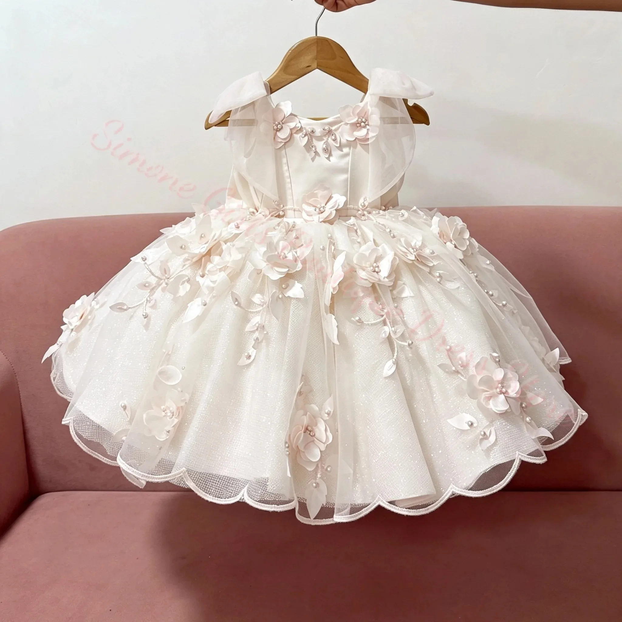 Großhandel Maßgeschneidertes Luxus-Blumenmädchenkleid mit Schleife, dünnen Trägern, rückenfrei, knielang, für Kinder, Festlichkeiten, Partys, Geburtstage und Events – Detail 5