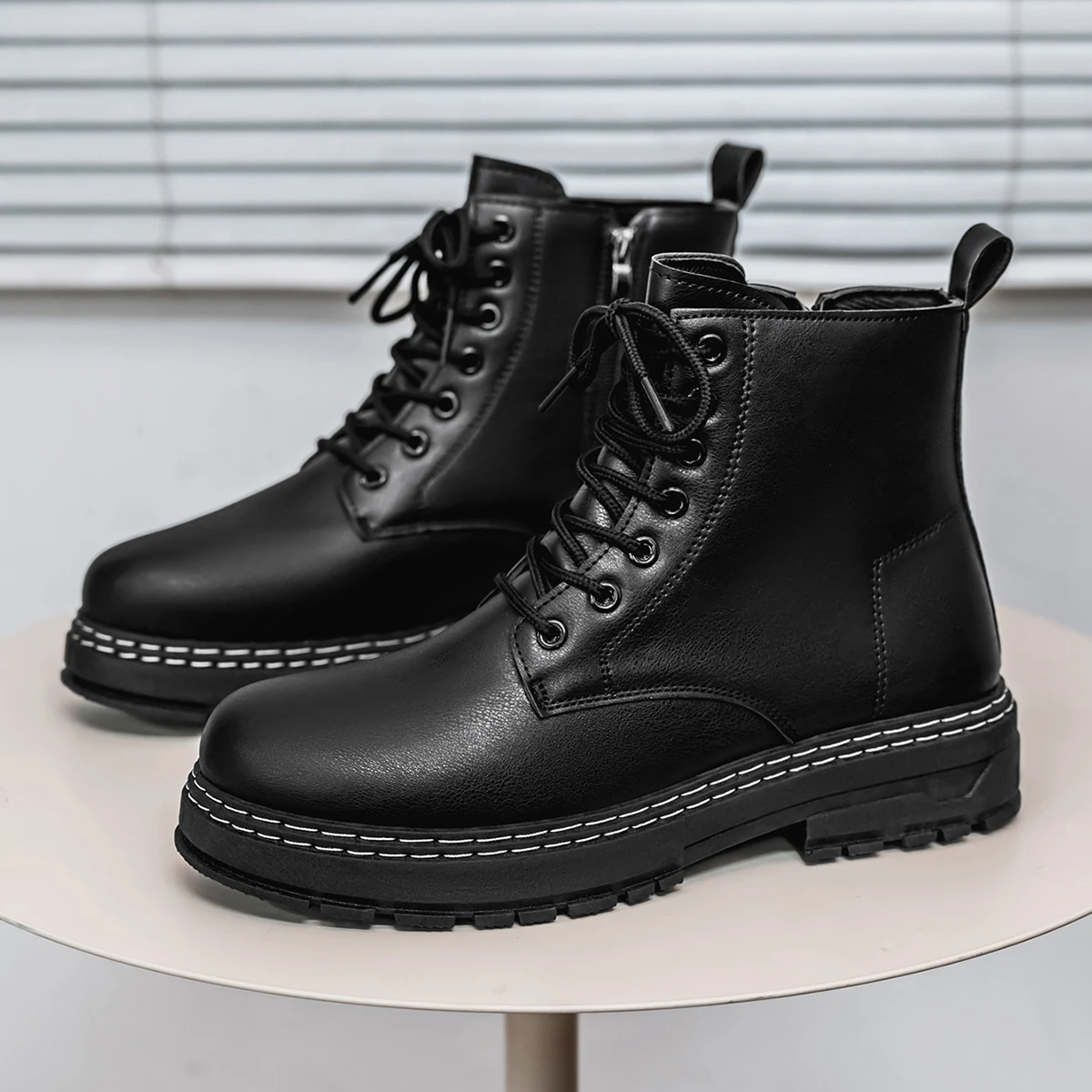 

Мужские высокие ботинки. Модная универсальная повседневная обувь. Классические черные мотоциклетные ботинки в британском стиле. Модная четырехсезонная обувь.