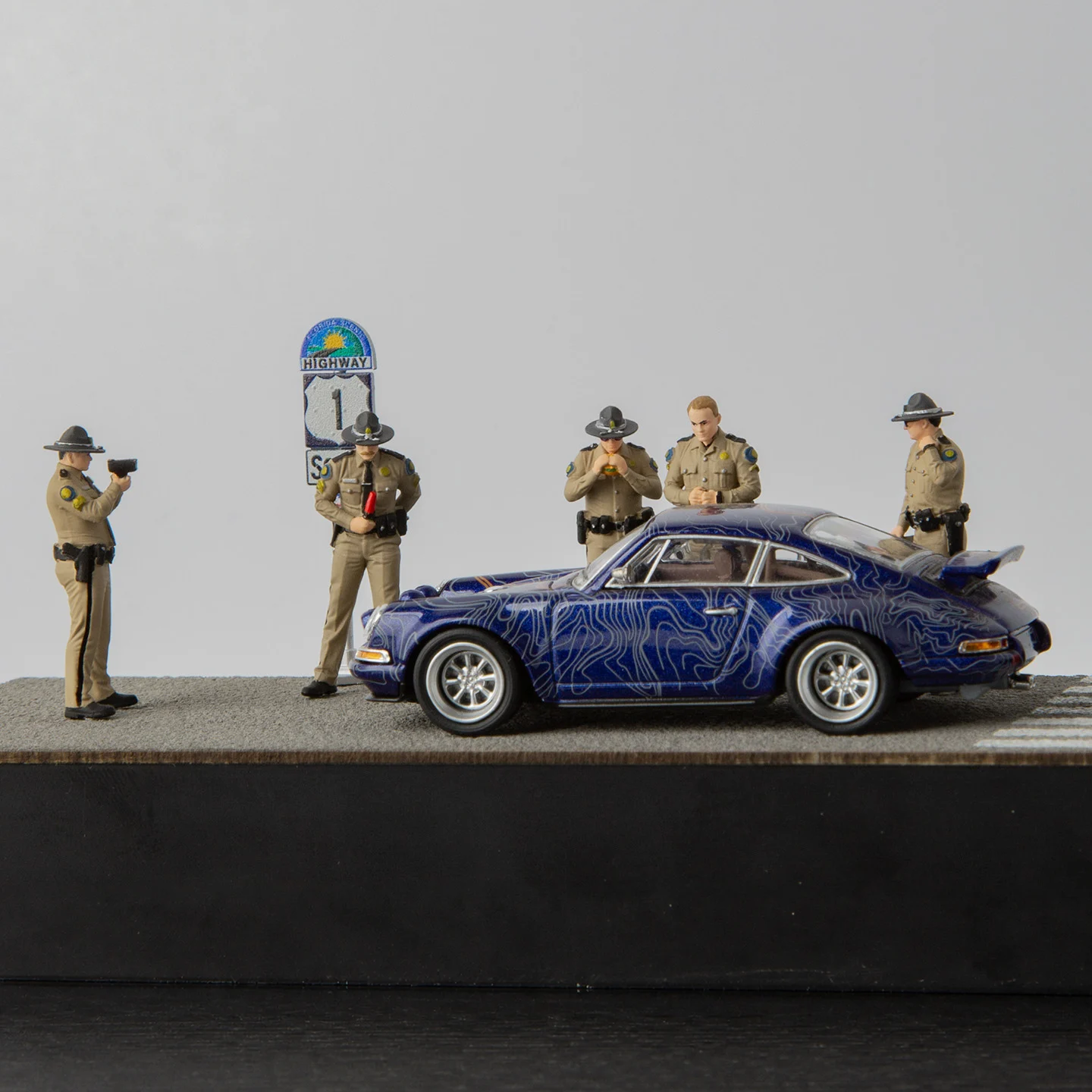 1/64 Scale Resin Highway Patrol Officer Figures Road Sign Miniature Scene Props for Diecast Car Diorama AFA