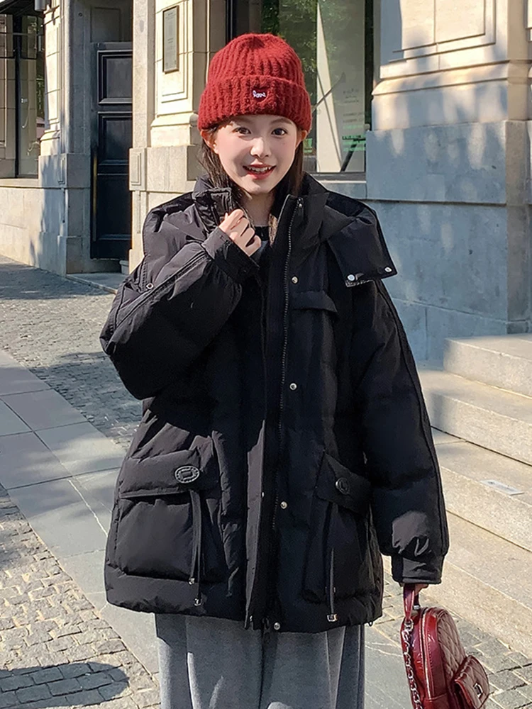 เสื้อแจ็คเก็ตขนเป็ดกันลมสำหรับฤดูหนาว แบบมีฮู้ด ความยาวปานกลาง ทรงหลวม สำหรับผู้หญิง สีขาว ขนเป็ดแท้ แบบพาร์กา กระเป๋าใหญ่ สีพื้น เสื้อคลุมกันหนาว